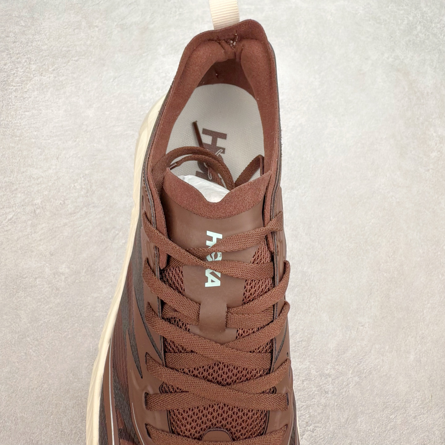 图片[5]-＃纯原 Satisfy x HOKA ONE ONE 百搭简约防滑耐磨低帮跑步鞋 联名配色 球鞋继承了HOKA的经典越野鞋型MAFATE SPEED 4的设计，更在此基础上进行了创新和提升，使得它既适合户外越野跑，又充满了时尚潮流的元素。它的半透明鞋面设计，不仅让鞋身看起来更加轻便，而且提供了良好的透气性。而保护性的防撕裂尼龙面料，则确保了在复杂地形中的耐用性。这样的设计，让人在享受奔跑的同时，也能感受到鞋底带来的舒适。双层ProFly™中底的使用，是这款鞋的另一个亮点。这种中底材质，提供了卓越的缓震性能，无论是在崎岖的山路上，还是在平坦的道路上，都能给跑者带来稳定的支撑。而VIBRAM MEGAGRIP®及LITEBASE®大底的搭载，更是让这款鞋在保持高抓地力的同时，减轻了鞋底的重量，使得每一步跑动都轻盈如飞。尺码：36 36.5 37.5 38 38.5 39 40 40.5 41 42 42.5 43 44 44.5 45 46-选品中心