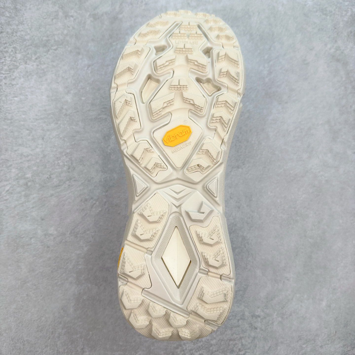 图片[9]-＃纯原 Satisfy x HOKA ONE ONE 百搭简约防滑耐磨低帮跑步鞋 联名配色 球鞋继承了HOKA的经典越野鞋型MAFATE SPEED 4的设计，更在此基础上进行了创新和提升，使得它既适合户外越野跑，又充满了时尚潮流的元素。它的半透明鞋面设计，不仅让鞋身看起来更加轻便，而且提供了良好的透气性。而保护性的防撕裂尼龙面料，则确保了在复杂地形中的耐用性。这样的设计，让人在享受奔跑的同时，也能感受到鞋底带来的舒适。双层ProFly™中底的使用，是这款鞋的另一个亮点。这种中底材质，提供了卓越的缓震性能，无论是在崎岖的山路上，还是在平坦的道路上，都能给跑者带来稳定的支撑。而VIBRAM MEGAGRIP®及LITEBASE®大底的搭载，更是让这款鞋在保持高抓地力的同时，减轻了鞋底的重量，使得每一步跑动都轻盈如飞。尺码：36 36.5 37.5 38 38.5 39 40 40.5 41 42 42.5 43 44 44.5 45 46-选品中心