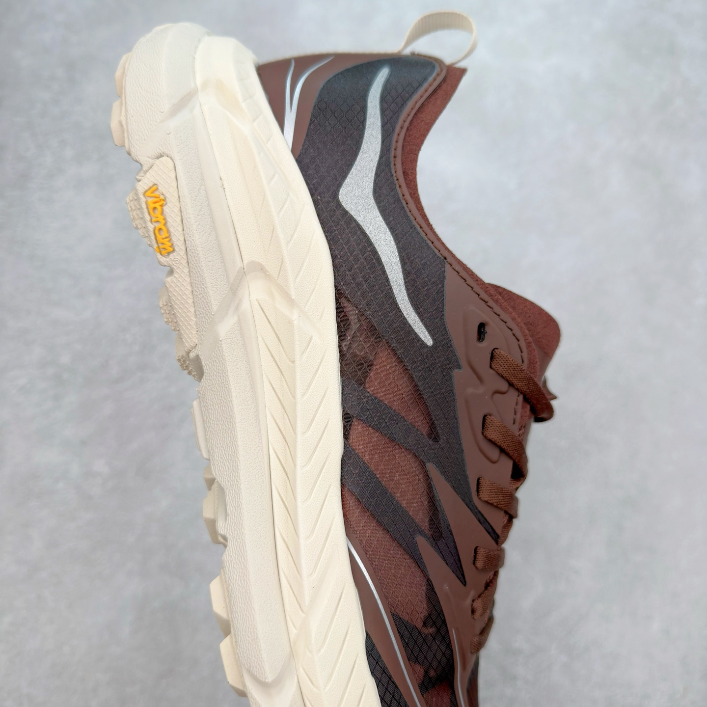 图片[6]-＃纯原 Satisfy x HOKA ONE ONE 百搭简约防滑耐磨低帮跑步鞋 联名配色 球鞋继承了HOKA的经典越野鞋型MAFATE SPEED 4的设计，更在此基础上进行了创新和提升，使得它既适合户外越野跑，又充满了时尚潮流的元素。它的半透明鞋面设计，不仅让鞋身看起来更加轻便，而且提供了良好的透气性。而保护性的防撕裂尼龙面料，则确保了在复杂地形中的耐用性。这样的设计，让人在享受奔跑的同时，也能感受到鞋底带来的舒适。双层ProFly™中底的使用，是这款鞋的另一个亮点。这种中底材质，提供了卓越的缓震性能，无论是在崎岖的山路上，还是在平坦的道路上，都能给跑者带来稳定的支撑。而VIBRAM MEGAGRIP®及LITEBASE®大底的搭载，更是让这款鞋在保持高抓地力的同时，减轻了鞋底的重量，使得每一步跑动都轻盈如飞。尺码：36 36.5 37.5 38 38.5 39 40 40.5 41 42 42.5 43 44 44.5 45 46-选品中心