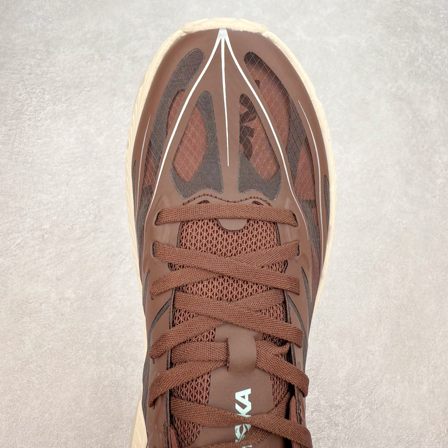 图片[4]-＃纯原 Satisfy x HOKA ONE ONE 百搭简约防滑耐磨低帮跑步鞋 联名配色 球鞋继承了HOKA的经典越野鞋型MAFATE SPEED 4的设计，更在此基础上进行了创新和提升，使得它既适合户外越野跑，又充满了时尚潮流的元素。它的半透明鞋面设计，不仅让鞋身看起来更加轻便，而且提供了良好的透气性。而保护性的防撕裂尼龙面料，则确保了在复杂地形中的耐用性。这样的设计，让人在享受奔跑的同时，也能感受到鞋底带来的舒适。双层ProFly™中底的使用，是这款鞋的另一个亮点。这种中底材质，提供了卓越的缓震性能，无论是在崎岖的山路上，还是在平坦的道路上，都能给跑者带来稳定的支撑。而VIBRAM MEGAGRIP®及LITEBASE®大底的搭载，更是让这款鞋在保持高抓地力的同时，减轻了鞋底的重量，使得每一步跑动都轻盈如飞。尺码：36 36.5 37.5 38 38.5 39 40 40.5 41 42 42.5 43 44 44.5 45 46-选品中心