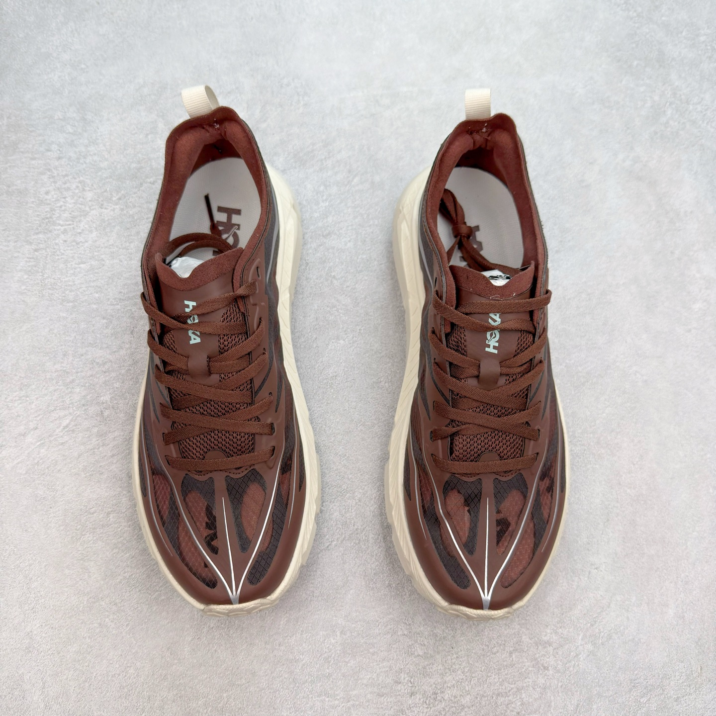 图片[2]-＃纯原 Satisfy x HOKA ONE ONE 百搭简约防滑耐磨低帮跑步鞋 联名配色 球鞋继承了HOKA的经典越野鞋型MAFATE SPEED 4的设计，更在此基础上进行了创新和提升，使得它既适合户外越野跑，又充满了时尚潮流的元素。它的半透明鞋面设计，不仅让鞋身看起来更加轻便，而且提供了良好的透气性。而保护性的防撕裂尼龙面料，则确保了在复杂地形中的耐用性。这样的设计，让人在享受奔跑的同时，也能感受到鞋底带来的舒适。双层ProFly™中底的使用，是这款鞋的另一个亮点。这种中底材质，提供了卓越的缓震性能，无论是在崎岖的山路上，还是在平坦的道路上，都能给跑者带来稳定的支撑。而VIBRAM MEGAGRIP®及LITEBASE®大底的搭载，更是让这款鞋在保持高抓地力的同时，减轻了鞋底的重量，使得每一步跑动都轻盈如飞。尺码：36 36.5 37.5 38 38.5 39 40 40.5 41 42 42.5 43 44 44.5 45 46-选品中心