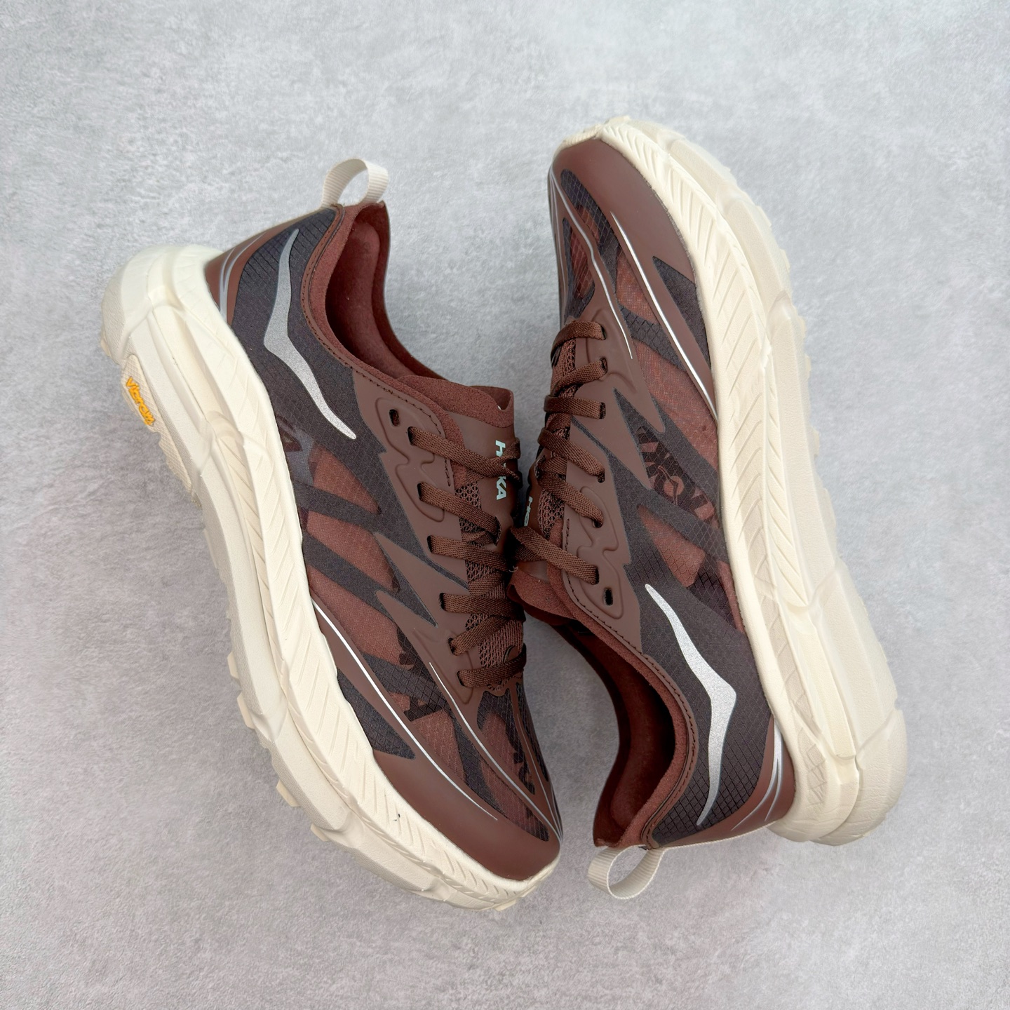 图片[3]-＃纯原 Satisfy x HOKA ONE ONE 百搭简约防滑耐磨低帮跑步鞋 联名配色 球鞋继承了HOKA的经典越野鞋型MAFATE SPEED 4的设计，更在此基础上进行了创新和提升，使得它既适合户外越野跑，又充满了时尚潮流的元素。它的半透明鞋面设计，不仅让鞋身看起来更加轻便，而且提供了良好的透气性。而保护性的防撕裂尼龙面料，则确保了在复杂地形中的耐用性。这样的设计，让人在享受奔跑的同时，也能感受到鞋底带来的舒适。双层ProFly™中底的使用，是这款鞋的另一个亮点。这种中底材质，提供了卓越的缓震性能，无论是在崎岖的山路上，还是在平坦的道路上，都能给跑者带来稳定的支撑。而VIBRAM MEGAGRIP®及LITEBASE®大底的搭载，更是让这款鞋在保持高抓地力的同时，减轻了鞋底的重量，使得每一步跑动都轻盈如飞。尺码：36 36.5 37.5 38 38.5 39 40 40.5 41 42 42.5 43 44 44.5 45 46-选品中心