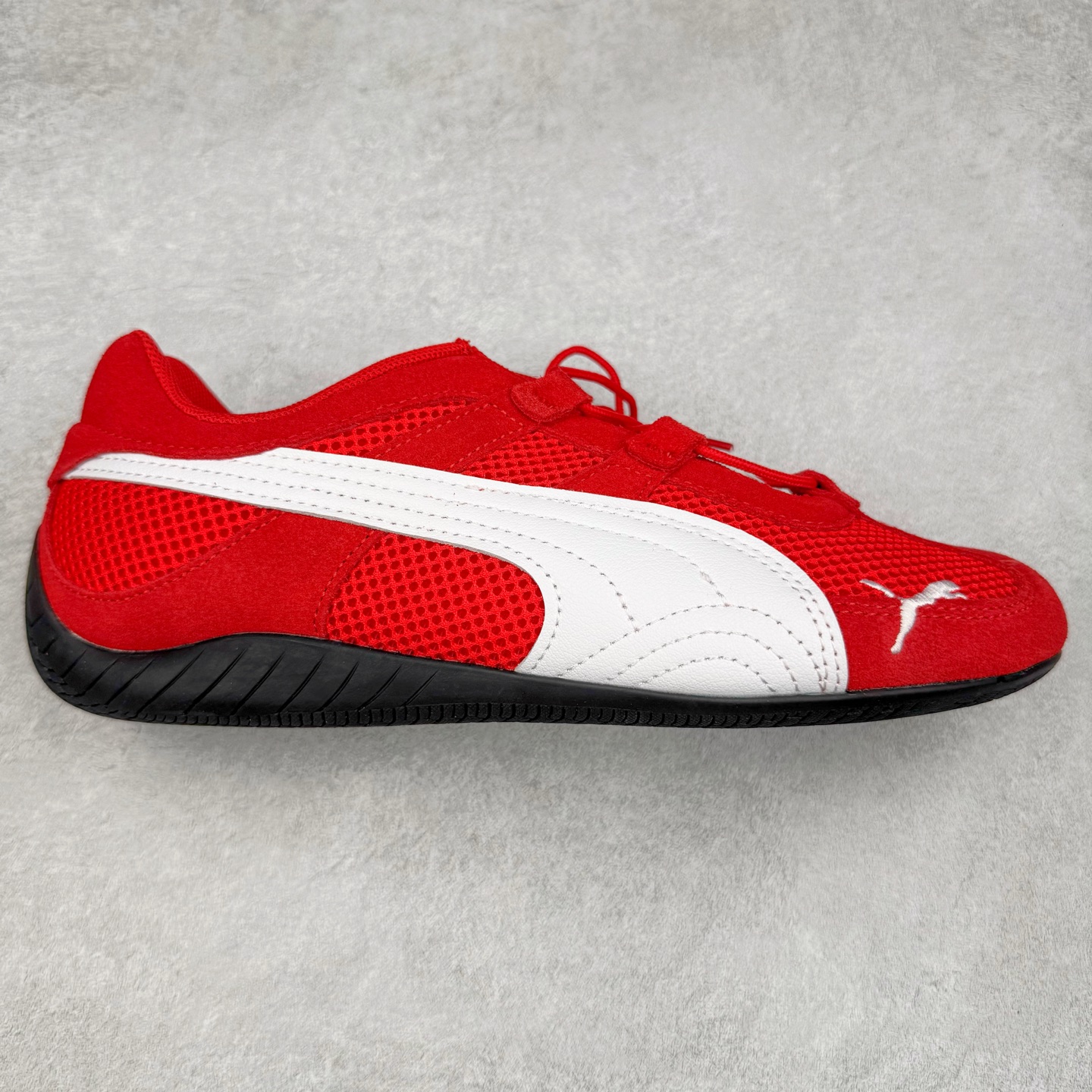 ＃DT PUMA Speedcat Ballerina 彪马柔软舒适防滑耐磨低帮生活休闲鞋芭蕾舞鞋单鞋玛丽珍鞋 这次，PUMA决定再对Speedcat来一次创新，以芭蕾舞鞋为灵感，将芭蕾舞鞋的灵动与轻盈感与赛车鞋融为一体，带来极具个性的全新鞋款Speedcat Ballerina。Speedcat Ballerina由Speedcat去除鞋舌、鞋带以及部分鞋侧位打造而成，鞋带部分被改为如同芭蕾鞋般的交叉弹性带，PUMA的标志依旧设计于鞋侧旁，整个鞋款外观变得更加优雅。Speedcat Ballerina 还汲取了赛车鞋的抓地设计，配备经典橡胶大底。尺码：36 37 37.5 38 38.5 39 40 40.5 41-选品中心