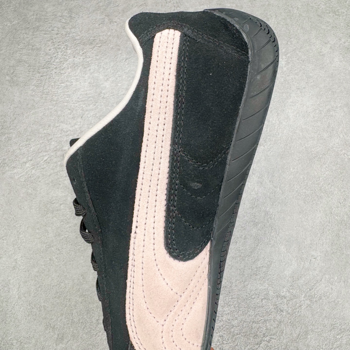 图片[7]-＃CS纯原 PUMA Speedca OG 彪马极速赛车系列低帮德训风拼接复古百搭休闲运动赛车鞋 鞋款从80、90年代赛车手所穿的防火赛车鞋为原型，鞋身线条模仿了赛车的流线廓形，体现了空气动力学原理的结构。简约流畅的外观，恰好又和贯穿其中的Formstrip Logo融合恰到好处，视觉上细节丰富且协调。本次Speedcat OG鞋款归来，最大看点自然式保留了窄版鞋型以及薄底构造。这两年各品牌鞋底越做越厚，Speedcat反其道而行之，上脚几乎无鞋底的效果带来耳目一新的视觉体验。鞋面依旧是以质感细腻的麂皮材质打造，并且大面积近乎全包裹的使用，复古味道也愈发浓烈。配色上更是将最原始的黑色和红色带回，向F1赛车队的标志性队服致敬。相信让各位一眼种草的更多是出挑的大红色，上脚即可瞬间点亮整体造型，在以球鞋为核心的OOTD中脱颖而出。而另一款黑色则是低调的万金油，彰显新潮个性的同时又不喧宾夺主，也是热爱简约系穿搭朋友的首选。 尺码：36 37 37.5 38 38.5 39 40 40.5 41 42 42.5 43 44 44.5 45 46-选品中心