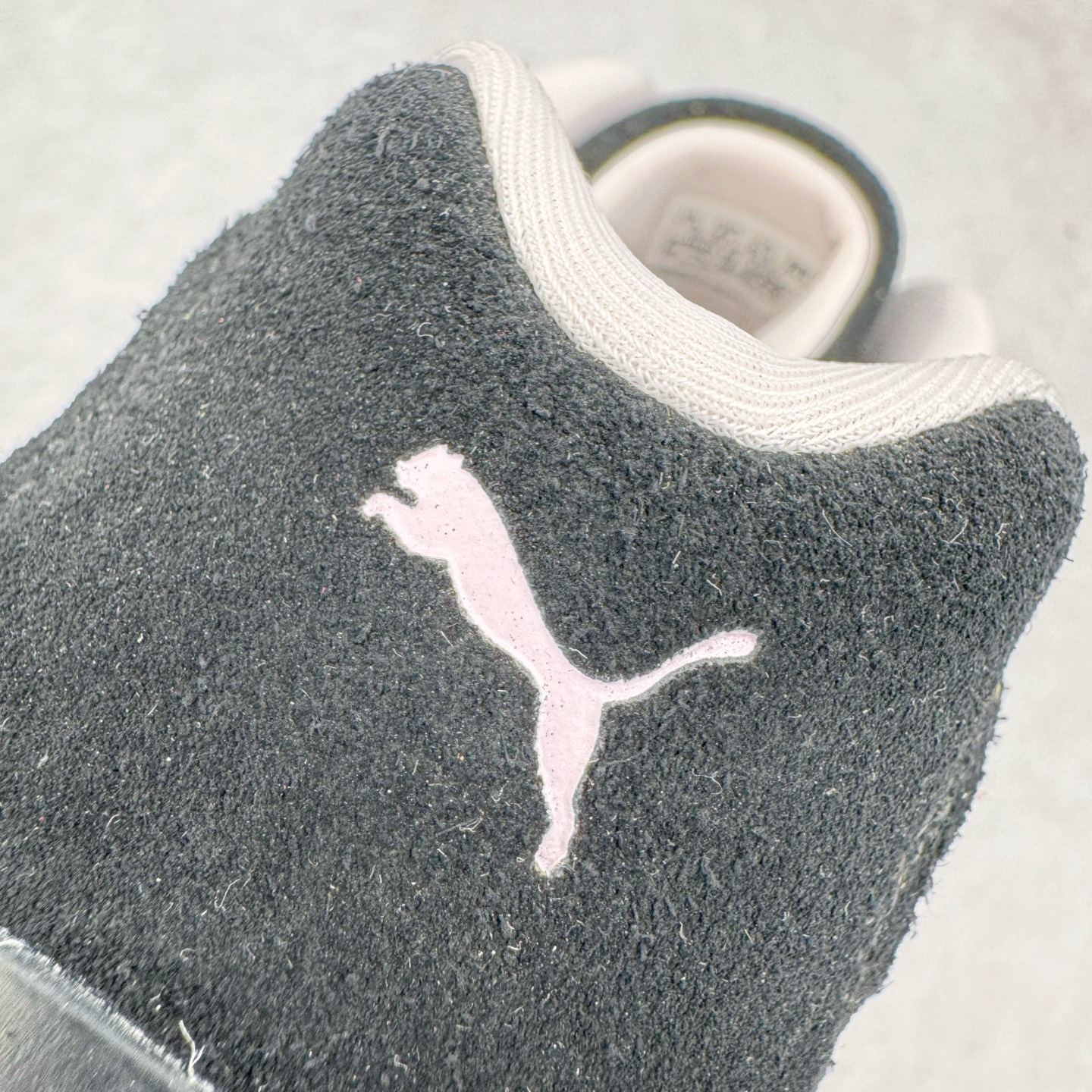 图片[19]-＃CS纯原 PUMA Speedca OG 彪马极速赛车系列低帮德训风拼接复古百搭休闲运动赛车鞋 鞋款从80、90年代赛车手所穿的防火赛车鞋为原型，鞋身线条模仿了赛车的流线廓形，体现了空气动力学原理的结构。简约流畅的外观，恰好又和贯穿其中的Formstrip Logo融合恰到好处，视觉上细节丰富且协调。本次Speedcat OG鞋款归来，最大看点自然式保留了窄版鞋型以及薄底构造。这两年各品牌鞋底越做越厚，Speedcat反其道而行之，上脚几乎无鞋底的效果带来耳目一新的视觉体验。鞋面依旧是以质感细腻的麂皮材质打造，并且大面积近乎全包裹的使用，复古味道也愈发浓烈。配色上更是将最原始的黑色和红色带回，向F1赛车队的标志性队服致敬。相信让各位一眼种草的更多是出挑的大红色，上脚即可瞬间点亮整体造型，在以球鞋为核心的OOTD中脱颖而出。而另一款黑色则是低调的万金油，彰显新潮个性的同时又不喧宾夺主，也是热爱简约系穿搭朋友的首选。 尺码：36 37 37.5 38 38.5 39 40 40.5 41 42 42.5 43 44 44.5 45 46-选品中心