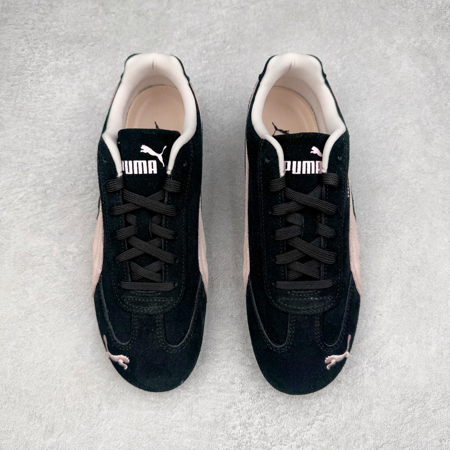 图片[2]-＃CS纯原 PUMA Speedca OG 彪马极速赛车系列低帮德训风拼接复古百搭休闲运动赛车鞋 鞋款从80、90年代赛车手所穿的防火赛车鞋为原型，鞋身线条模仿了赛车的流线廓形，体现了空气动力学原理的结构。简约流畅的外观，恰好又和贯穿其中的Formstrip Logo融合恰到好处，视觉上细节丰富且协调。本次Speedcat OG鞋款归来，最大看点自然式保留了窄版鞋型以及薄底构造。这两年各品牌鞋底越做越厚，Speedcat反其道而行之，上脚几乎无鞋底的效果带来耳目一新的视觉体验。鞋面依旧是以质感细腻的麂皮材质打造，并且大面积近乎全包裹的使用，复古味道也愈发浓烈。配色上更是将最原始的黑色和红色带回，向F1赛车队的标志性队服致敬。相信让各位一眼种草的更多是出挑的大红色，上脚即可瞬间点亮整体造型，在以球鞋为核心的OOTD中脱颖而出。而另一款黑色则是低调的万金油，彰显新潮个性的同时又不喧宾夺主，也是热爱简约系穿搭朋友的首选。 尺码：36 37 37.5 38 38.5 39 40 40.5 41 42 42.5 43 44 44.5 45 46-选品中心