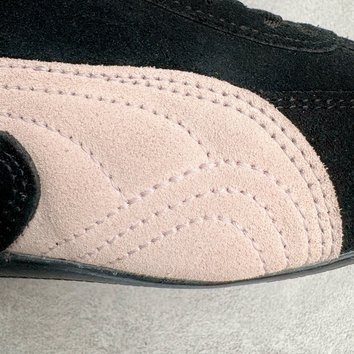 图片[11]-＃CS纯原 PUMA Speedca OG 彪马极速赛车系列低帮德训风拼接复古百搭休闲运动赛车鞋 鞋款从80、90年代赛车手所穿的防火赛车鞋为原型，鞋身线条模仿了赛车的流线廓形，体现了空气动力学原理的结构。简约流畅的外观，恰好又和贯穿其中的Formstrip Logo融合恰到好处，视觉上细节丰富且协调。本次Speedcat OG鞋款归来，最大看点自然式保留了窄版鞋型以及薄底构造。这两年各品牌鞋底越做越厚，Speedcat反其道而行之，上脚几乎无鞋底的效果带来耳目一新的视觉体验。鞋面依旧是以质感细腻的麂皮材质打造，并且大面积近乎全包裹的使用，复古味道也愈发浓烈。配色上更是将最原始的黑色和红色带回，向F1赛车队的标志性队服致敬。相信让各位一眼种草的更多是出挑的大红色，上脚即可瞬间点亮整体造型，在以球鞋为核心的OOTD中脱颖而出。而另一款黑色则是低调的万金油，彰显新潮个性的同时又不喧宾夺主，也是热爱简约系穿搭朋友的首选。 尺码：36 37 37.5 38 38.5 39 40 40.5 41 42 42.5 43 44 44.5 45 46-选品中心