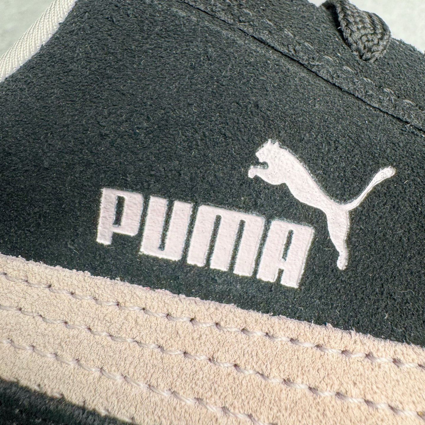 图片[10]-＃CS纯原 PUMA Speedca OG 彪马极速赛车系列低帮德训风拼接复古百搭休闲运动赛车鞋 鞋款从80、90年代赛车手所穿的防火赛车鞋为原型，鞋身线条模仿了赛车的流线廓形，体现了空气动力学原理的结构。简约流畅的外观，恰好又和贯穿其中的Formstrip Logo融合恰到好处，视觉上细节丰富且协调。本次Speedcat OG鞋款归来，最大看点自然式保留了窄版鞋型以及薄底构造。这两年各品牌鞋底越做越厚，Speedcat反其道而行之，上脚几乎无鞋底的效果带来耳目一新的视觉体验。鞋面依旧是以质感细腻的麂皮材质打造，并且大面积近乎全包裹的使用，复古味道也愈发浓烈。配色上更是将最原始的黑色和红色带回，向F1赛车队的标志性队服致敬。相信让各位一眼种草的更多是出挑的大红色，上脚即可瞬间点亮整体造型，在以球鞋为核心的OOTD中脱颖而出。而另一款黑色则是低调的万金油，彰显新潮个性的同时又不喧宾夺主，也是热爱简约系穿搭朋友的首选。 尺码：36 37 37.5 38 38.5 39 40 40.5 41 42 42.5 43 44 44.5 45 46-选品中心