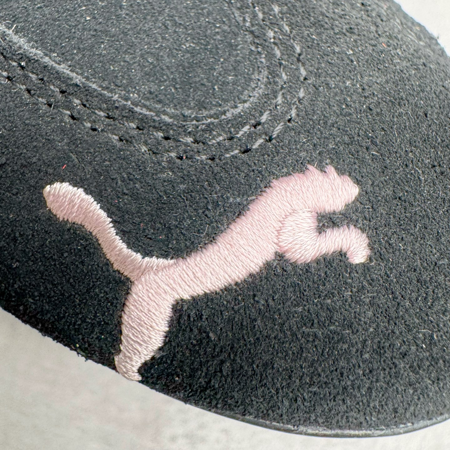 图片[12]-＃CS纯原 PUMA Speedca OG 彪马极速赛车系列低帮德训风拼接复古百搭休闲运动赛车鞋 鞋款从80、90年代赛车手所穿的防火赛车鞋为原型，鞋身线条模仿了赛车的流线廓形，体现了空气动力学原理的结构。简约流畅的外观，恰好又和贯穿其中的Formstrip Logo融合恰到好处，视觉上细节丰富且协调。本次Speedcat OG鞋款归来，最大看点自然式保留了窄版鞋型以及薄底构造。这两年各品牌鞋底越做越厚，Speedcat反其道而行之，上脚几乎无鞋底的效果带来耳目一新的视觉体验。鞋面依旧是以质感细腻的麂皮材质打造，并且大面积近乎全包裹的使用，复古味道也愈发浓烈。配色上更是将最原始的黑色和红色带回，向F1赛车队的标志性队服致敬。相信让各位一眼种草的更多是出挑的大红色，上脚即可瞬间点亮整体造型，在以球鞋为核心的OOTD中脱颖而出。而另一款黑色则是低调的万金油，彰显新潮个性的同时又不喧宾夺主，也是热爱简约系穿搭朋友的首选。 尺码：36 37 37.5 38 38.5 39 40 40.5 41 42 42.5 43 44 44.5 45 46-选品中心