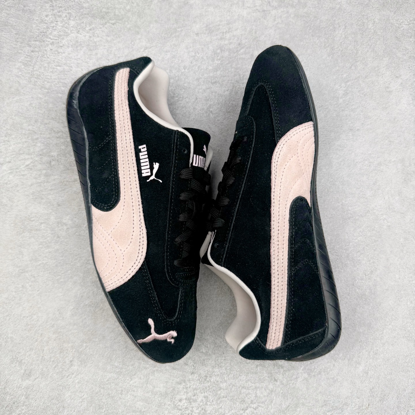 图片[3]-＃CS纯原 PUMA Speedca OG 彪马极速赛车系列低帮德训风拼接复古百搭休闲运动赛车鞋 鞋款从80、90年代赛车手所穿的防火赛车鞋为原型，鞋身线条模仿了赛车的流线廓形，体现了空气动力学原理的结构。简约流畅的外观，恰好又和贯穿其中的Formstrip Logo融合恰到好处，视觉上细节丰富且协调。本次Speedcat OG鞋款归来，最大看点自然式保留了窄版鞋型以及薄底构造。这两年各品牌鞋底越做越厚，Speedcat反其道而行之，上脚几乎无鞋底的效果带来耳目一新的视觉体验。鞋面依旧是以质感细腻的麂皮材质打造，并且大面积近乎全包裹的使用，复古味道也愈发浓烈。配色上更是将最原始的黑色和红色带回，向F1赛车队的标志性队服致敬。相信让各位一眼种草的更多是出挑的大红色，上脚即可瞬间点亮整体造型，在以球鞋为核心的OOTD中脱颖而出。而另一款黑色则是低调的万金油，彰显新潮个性的同时又不喧宾夺主，也是热爱简约系穿搭朋友的首选。 尺码：36 37 37.5 38 38.5 39 40 40.5 41 42 42.5 43 44 44.5 45 46-选品中心