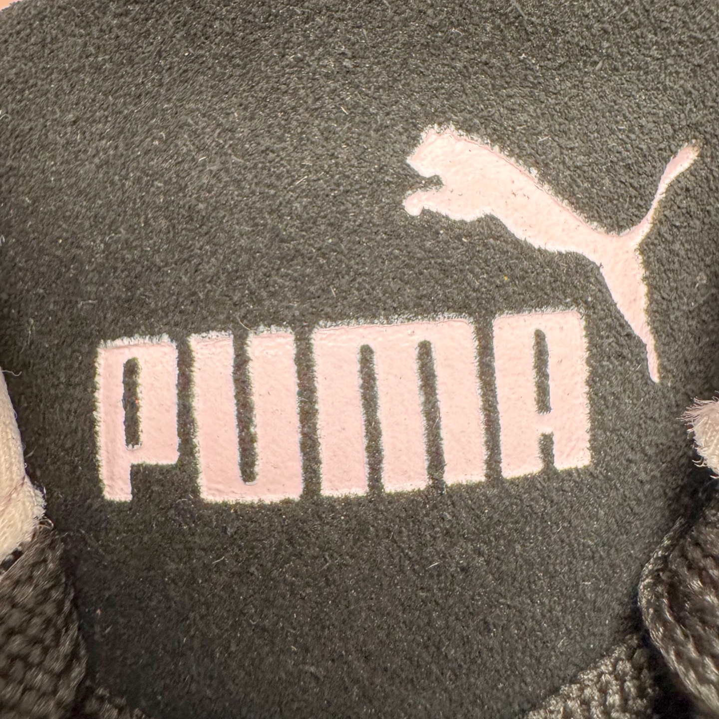 图片[14]-＃CS纯原 PUMA Speedca OG 彪马极速赛车系列低帮德训风拼接复古百搭休闲运动赛车鞋 鞋款从80、90年代赛车手所穿的防火赛车鞋为原型，鞋身线条模仿了赛车的流线廓形，体现了空气动力学原理的结构。简约流畅的外观，恰好又和贯穿其中的Formstrip Logo融合恰到好处，视觉上细节丰富且协调。本次Speedcat OG鞋款归来，最大看点自然式保留了窄版鞋型以及薄底构造。这两年各品牌鞋底越做越厚，Speedcat反其道而行之，上脚几乎无鞋底的效果带来耳目一新的视觉体验。鞋面依旧是以质感细腻的麂皮材质打造，并且大面积近乎全包裹的使用，复古味道也愈发浓烈。配色上更是将最原始的黑色和红色带回，向F1赛车队的标志性队服致敬。相信让各位一眼种草的更多是出挑的大红色，上脚即可瞬间点亮整体造型，在以球鞋为核心的OOTD中脱颖而出。而另一款黑色则是低调的万金油，彰显新潮个性的同时又不喧宾夺主，也是热爱简约系穿搭朋友的首选。 尺码：36 37 37.5 38 38.5 39 40 40.5 41 42 42.5 43 44 44.5 45 46-选品中心