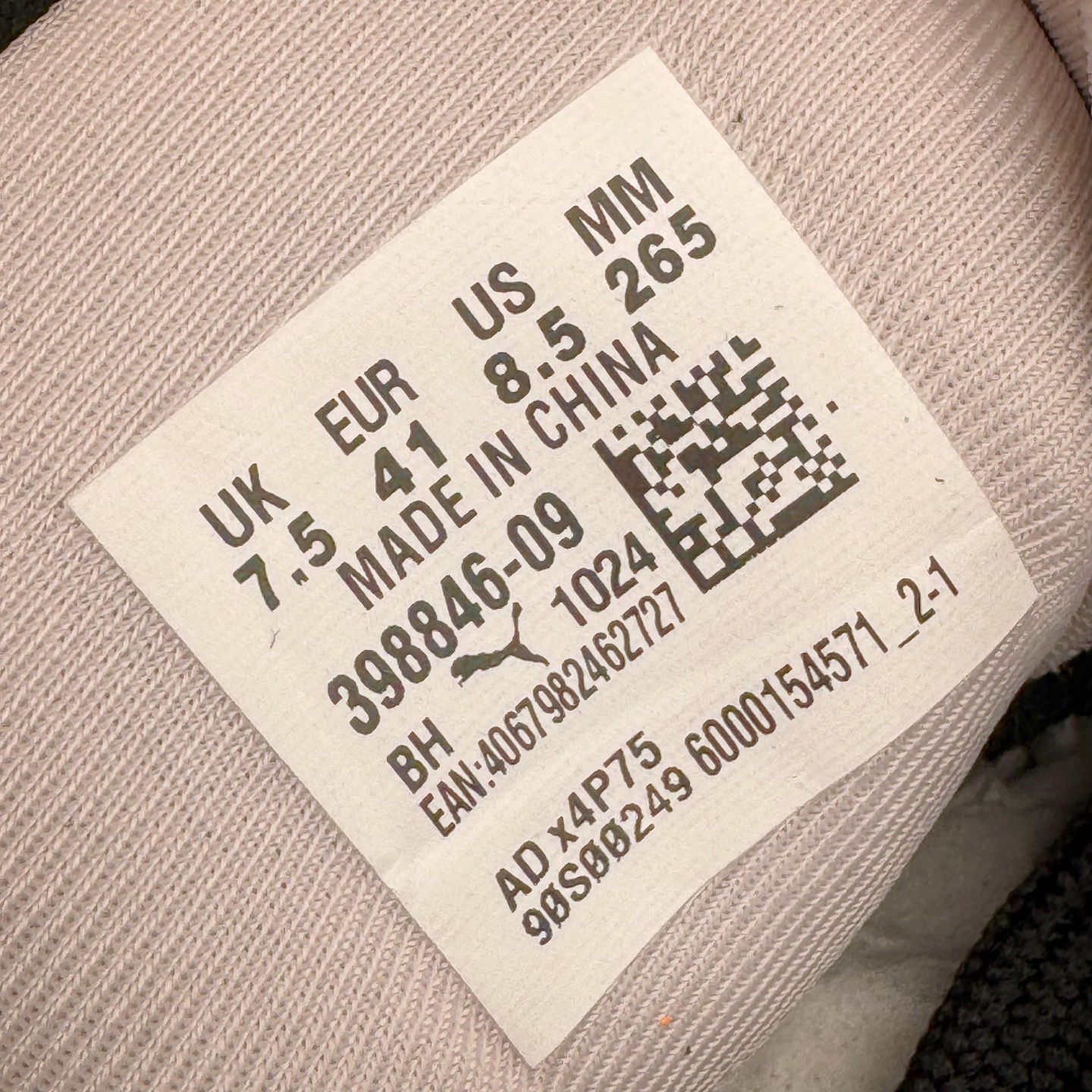 图片[15]-＃CS纯原 PUMA Speedca OG 彪马极速赛车系列低帮德训风拼接复古百搭休闲运动赛车鞋 鞋款从80、90年代赛车手所穿的防火赛车鞋为原型，鞋身线条模仿了赛车的流线廓形，体现了空气动力学原理的结构。简约流畅的外观，恰好又和贯穿其中的Formstrip Logo融合恰到好处，视觉上细节丰富且协调。本次Speedcat OG鞋款归来，最大看点自然式保留了窄版鞋型以及薄底构造。这两年各品牌鞋底越做越厚，Speedcat反其道而行之，上脚几乎无鞋底的效果带来耳目一新的视觉体验。鞋面依旧是以质感细腻的麂皮材质打造，并且大面积近乎全包裹的使用，复古味道也愈发浓烈。配色上更是将最原始的黑色和红色带回，向F1赛车队的标志性队服致敬。相信让各位一眼种草的更多是出挑的大红色，上脚即可瞬间点亮整体造型，在以球鞋为核心的OOTD中脱颖而出。而另一款黑色则是低调的万金油，彰显新潮个性的同时又不喧宾夺主，也是热爱简约系穿搭朋友的首选。 尺码：36 37 37.5 38 38.5 39 40 40.5 41 42 42.5 43 44 44.5 45 46-选品中心