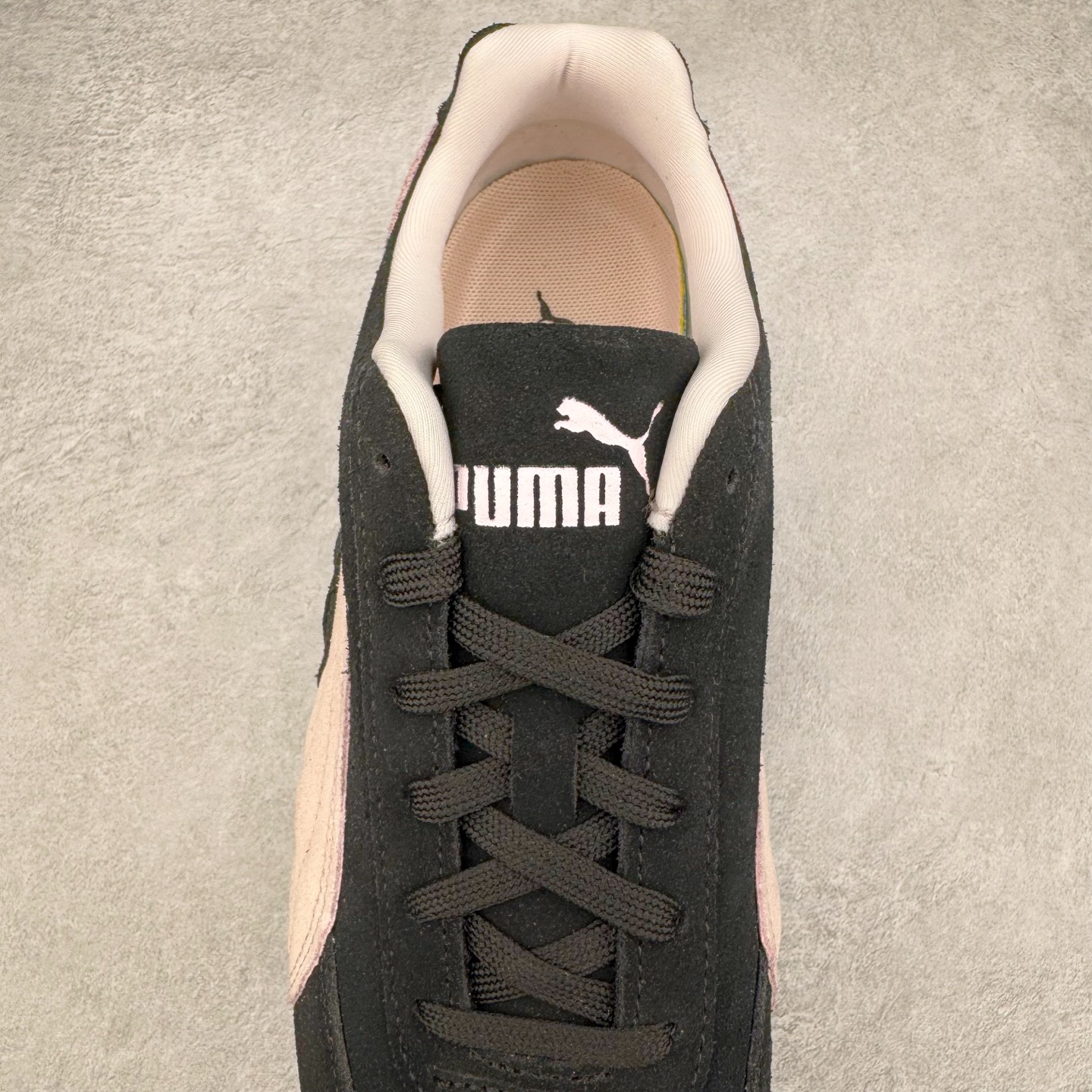 图片[5]-＃CS纯原 PUMA Speedca OG 彪马极速赛车系列低帮德训风拼接复古百搭休闲运动赛车鞋 鞋款从80、90年代赛车手所穿的防火赛车鞋为原型，鞋身线条模仿了赛车的流线廓形，体现了空气动力学原理的结构。简约流畅的外观，恰好又和贯穿其中的Formstrip Logo融合恰到好处，视觉上细节丰富且协调。本次Speedcat OG鞋款归来，最大看点自然式保留了窄版鞋型以及薄底构造。这两年各品牌鞋底越做越厚，Speedcat反其道而行之，上脚几乎无鞋底的效果带来耳目一新的视觉体验。鞋面依旧是以质感细腻的麂皮材质打造，并且大面积近乎全包裹的使用，复古味道也愈发浓烈。配色上更是将最原始的黑色和红色带回，向F1赛车队的标志性队服致敬。相信让各位一眼种草的更多是出挑的大红色，上脚即可瞬间点亮整体造型，在以球鞋为核心的OOTD中脱颖而出。而另一款黑色则是低调的万金油，彰显新潮个性的同时又不喧宾夺主，也是热爱简约系穿搭朋友的首选。 尺码：36 37 37.5 38 38.5 39 40 40.5 41 42 42.5 43 44 44.5 45 46-选品中心