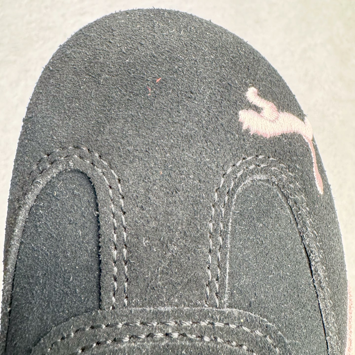 图片[13]-＃CS纯原 PUMA Speedca OG 彪马极速赛车系列低帮德训风拼接复古百搭休闲运动赛车鞋 鞋款从80、90年代赛车手所穿的防火赛车鞋为原型，鞋身线条模仿了赛车的流线廓形，体现了空气动力学原理的结构。简约流畅的外观，恰好又和贯穿其中的Formstrip Logo融合恰到好处，视觉上细节丰富且协调。本次Speedcat OG鞋款归来，最大看点自然式保留了窄版鞋型以及薄底构造。这两年各品牌鞋底越做越厚，Speedcat反其道而行之，上脚几乎无鞋底的效果带来耳目一新的视觉体验。鞋面依旧是以质感细腻的麂皮材质打造，并且大面积近乎全包裹的使用，复古味道也愈发浓烈。配色上更是将最原始的黑色和红色带回，向F1赛车队的标志性队服致敬。相信让各位一眼种草的更多是出挑的大红色，上脚即可瞬间点亮整体造型，在以球鞋为核心的OOTD中脱颖而出。而另一款黑色则是低调的万金油，彰显新潮个性的同时又不喧宾夺主，也是热爱简约系穿搭朋友的首选。 尺码：36 37 37.5 38 38.5 39 40 40.5 41 42 42.5 43 44 44.5 45 46-选品中心