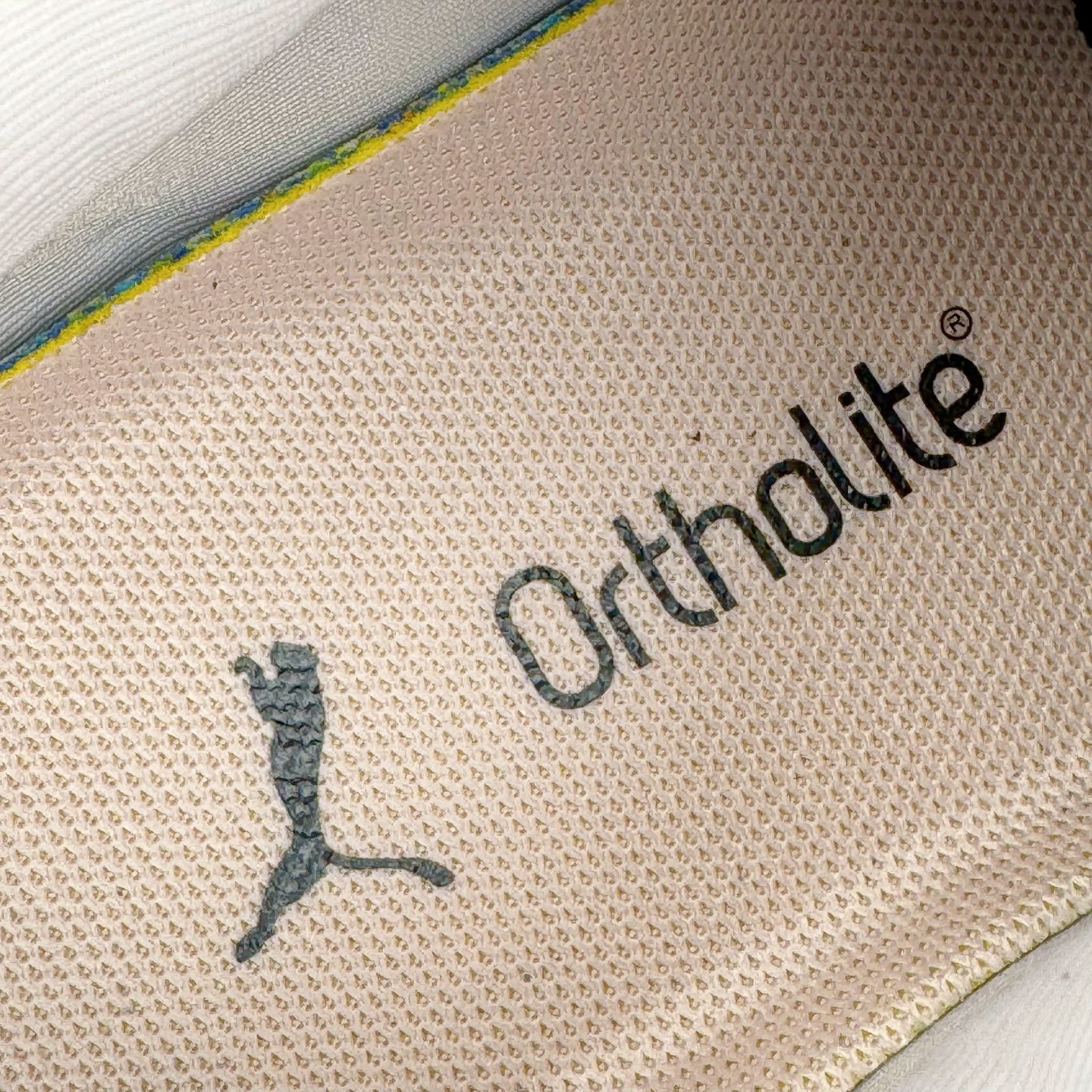 图片[16]-＃CS纯原 PUMA Speedca OG 彪马极速赛车系列低帮德训风拼接复古百搭休闲运动赛车鞋 鞋款从80、90年代赛车手所穿的防火赛车鞋为原型，鞋身线条模仿了赛车的流线廓形，体现了空气动力学原理的结构。简约流畅的外观，恰好又和贯穿其中的Formstrip Logo融合恰到好处，视觉上细节丰富且协调。本次Speedcat OG鞋款归来，最大看点自然式保留了窄版鞋型以及薄底构造。这两年各品牌鞋底越做越厚，Speedcat反其道而行之，上脚几乎无鞋底的效果带来耳目一新的视觉体验。鞋面依旧是以质感细腻的麂皮材质打造，并且大面积近乎全包裹的使用，复古味道也愈发浓烈。配色上更是将最原始的黑色和红色带回，向F1赛车队的标志性队服致敬。相信让各位一眼种草的更多是出挑的大红色，上脚即可瞬间点亮整体造型，在以球鞋为核心的OOTD中脱颖而出。而另一款黑色则是低调的万金油，彰显新潮个性的同时又不喧宾夺主，也是热爱简约系穿搭朋友的首选。 尺码：36 37 37.5 38 38.5 39 40 40.5 41 42 42.5 43 44 44.5 45 46-选品中心