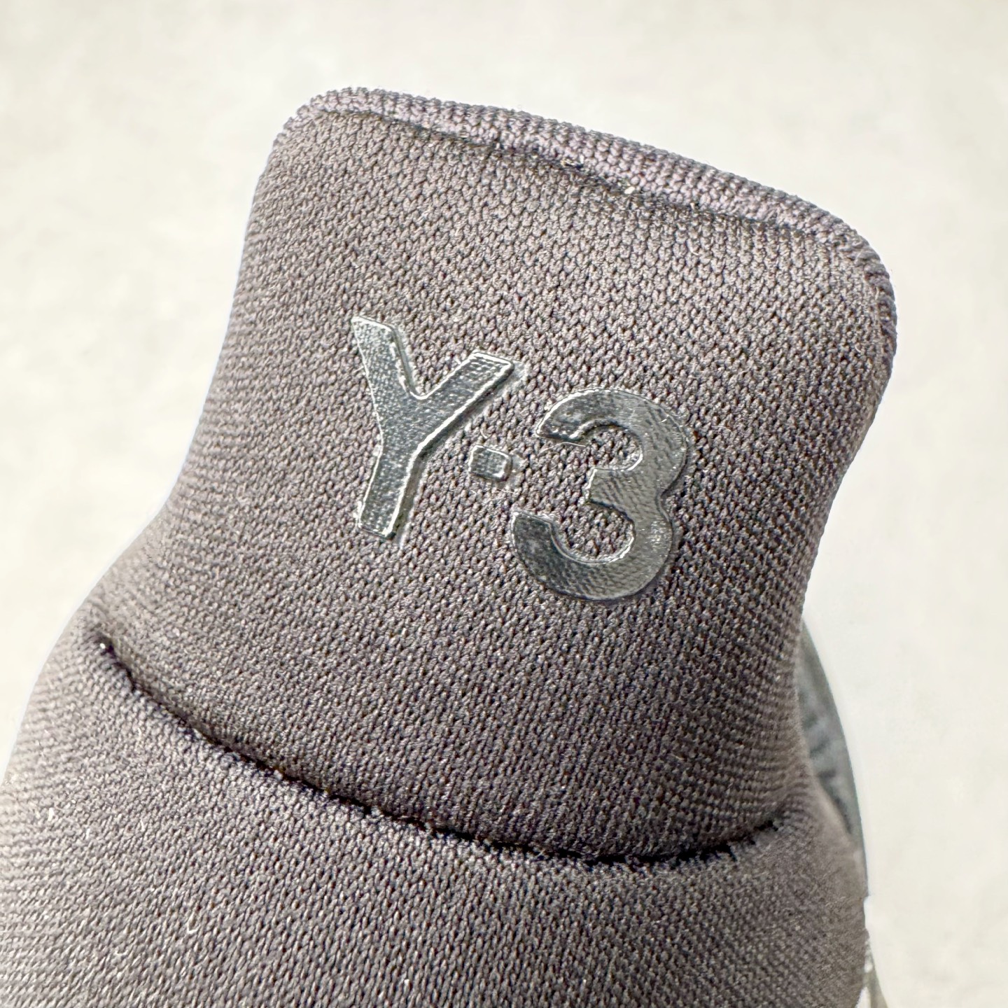 图片[13]-＃YG纯原 Y3 x AD Ultra Boost 5X 2025高性能版5X系列UB低帮袜套式针织透气缓震休闲运动慢跑鞋 联名配色 JP7438 全新Ultraboost 5X官宣，颠覆以往，迎来该系列自2015年首次亮相最大一次革新！从鞋面到中底配置都有新的突破，跟着小编一同探究“阿迪UB有史以来最大升级”！Ultraboost 5X革新中底配置，采用LightBoost V2泡沫，与Ultraboost Light相比，前掌能量反馈增加2%。与此同时“加厚不增重”，中底相较于上一代更轻，让跑者每一次迈步都能得到更柔软、更澎湃的能量反馈。搭配X形“Torsion System”扭转系统，助力跑者从落地到脚趾离地过程的平稳过渡。Ultraboost 5X升级中足锁定性能，革新Mono Primeknit自适应鞋面配置，搭配轻质无笼鞋面结构，更加贴合跑者脚部。大底由Continental™橡胶制成，更耐磨，抓地力更出色。Adidas全新推出ULTRABOOST 5X，专注日常跑步，适用于任何级别的跑者，无距离门槛限制。兼具有氧跑、中短距离慢跑、节奏跑、间歇跑、日常通勤等各种场景，ULTRABOOST 5X都能给你带来优质的跑步体验。尺码：39⅓ 40 40⅔ 41⅓ 42 42⅔ 43⅓ 44 44⅔ 45 46 47⅔ 48-选品中心