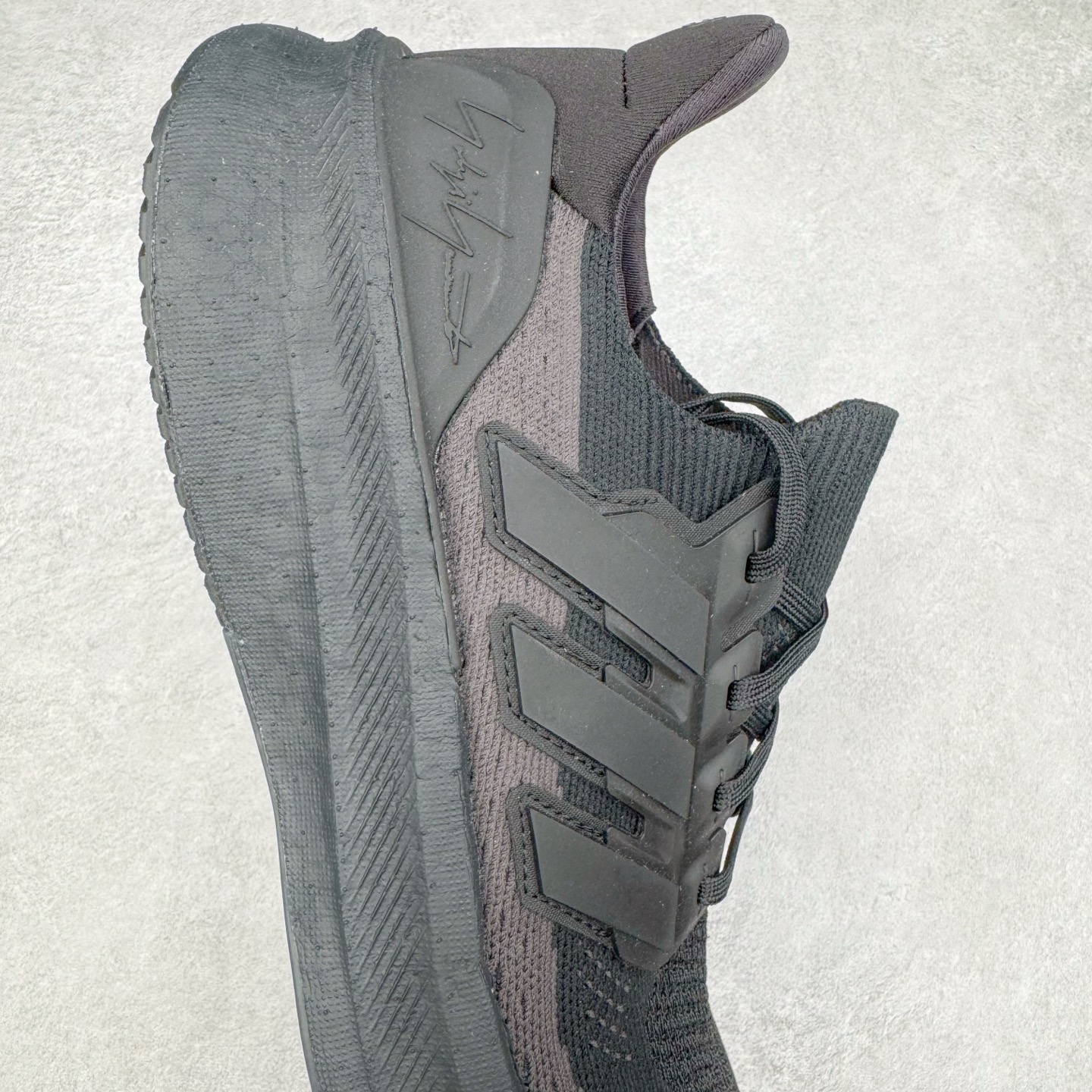 图片[6]-＃YG纯原 Y3 x AD Ultra Boost 5X 2025高性能版5X系列UB低帮袜套式针织透气缓震休闲运动慢跑鞋 联名配色 JP7438 全新Ultraboost 5X官宣，颠覆以往，迎来该系列自2015年首次亮相最大一次革新！从鞋面到中底配置都有新的突破，跟着小编一同探究“阿迪UB有史以来最大升级”！Ultraboost 5X革新中底配置，采用LightBoost V2泡沫，与Ultraboost Light相比，前掌能量反馈增加2%。与此同时“加厚不增重”，中底相较于上一代更轻，让跑者每一次迈步都能得到更柔软、更澎湃的能量反馈。搭配X形“Torsion System”扭转系统，助力跑者从落地到脚趾离地过程的平稳过渡。Ultraboost 5X升级中足锁定性能，革新Mono Primeknit自适应鞋面配置，搭配轻质无笼鞋面结构，更加贴合跑者脚部。大底由Continental™橡胶制成，更耐磨，抓地力更出色。Adidas全新推出ULTRABOOST 5X，专注日常跑步，适用于任何级别的跑者，无距离门槛限制。兼具有氧跑、中短距离慢跑、节奏跑、间歇跑、日常通勤等各种场景，ULTRABOOST 5X都能给你带来优质的跑步体验。尺码：39⅓ 40 40⅔ 41⅓ 42 42⅔ 43⅓ 44 44⅔ 45 46 47⅔ 48-选品中心