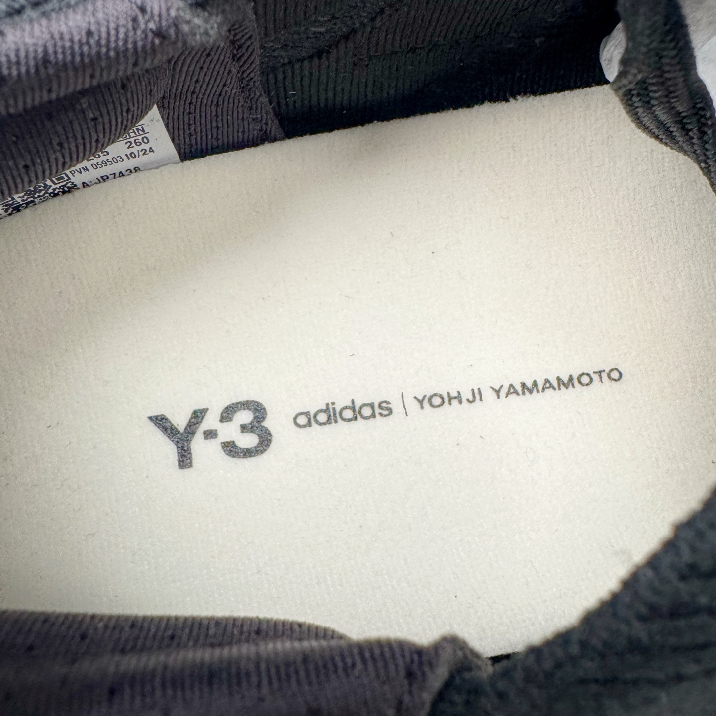 图片[12]-＃YG纯原 Y3 x AD Ultra Boost 5X 2025高性能版5X系列UB低帮袜套式针织透气缓震休闲运动慢跑鞋 联名配色 JP7438 全新Ultraboost 5X官宣，颠覆以往，迎来该系列自2015年首次亮相最大一次革新！从鞋面到中底配置都有新的突破，跟着小编一同探究“阿迪UB有史以来最大升级”！Ultraboost 5X革新中底配置，采用LightBoost V2泡沫，与Ultraboost Light相比，前掌能量反馈增加2%。与此同时“加厚不增重”，中底相较于上一代更轻，让跑者每一次迈步都能得到更柔软、更澎湃的能量反馈。搭配X形“Torsion System”扭转系统，助力跑者从落地到脚趾离地过程的平稳过渡。Ultraboost 5X升级中足锁定性能，革新Mono Primeknit自适应鞋面配置，搭配轻质无笼鞋面结构，更加贴合跑者脚部。大底由Continental™橡胶制成，更耐磨，抓地力更出色。Adidas全新推出ULTRABOOST 5X，专注日常跑步，适用于任何级别的跑者，无距离门槛限制。兼具有氧跑、中短距离慢跑、节奏跑、间歇跑、日常通勤等各种场景，ULTRABOOST 5X都能给你带来优质的跑步体验。尺码：39⅓ 40 40⅔ 41⅓ 42 42⅔ 43⅓ 44 44⅔ 45 46 47⅔ 48-选品中心