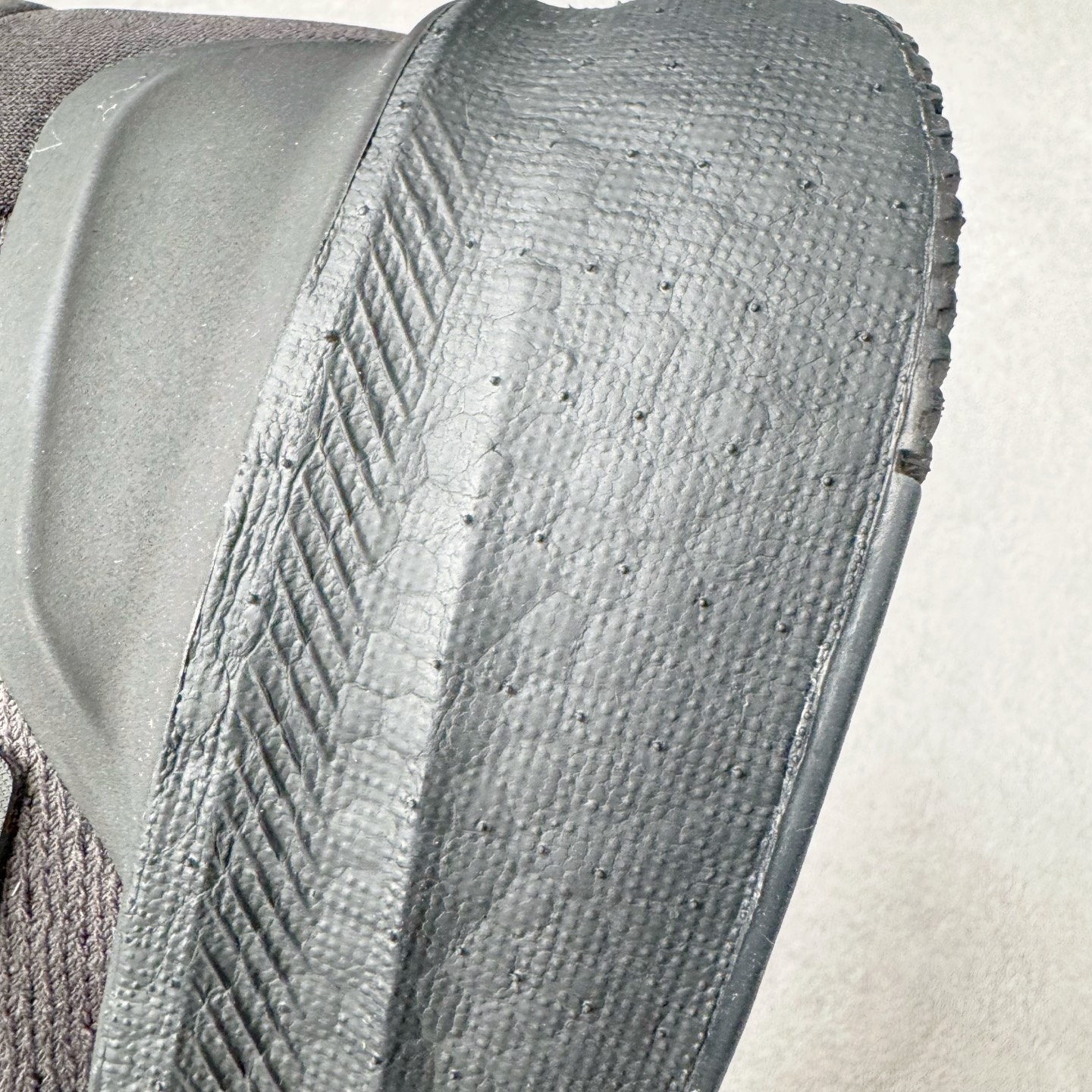 图片[14]-＃YG纯原 Y3 x AD Ultra Boost 5X 2025高性能版5X系列UB低帮袜套式针织透气缓震休闲运动慢跑鞋 联名配色 JP7438 全新Ultraboost 5X官宣，颠覆以往，迎来该系列自2015年首次亮相最大一次革新！从鞋面到中底配置都有新的突破，跟着小编一同探究“阿迪UB有史以来最大升级”！Ultraboost 5X革新中底配置，采用LightBoost V2泡沫，与Ultraboost Light相比，前掌能量反馈增加2%。与此同时“加厚不增重”，中底相较于上一代更轻，让跑者每一次迈步都能得到更柔软、更澎湃的能量反馈。搭配X形“Torsion System”扭转系统，助力跑者从落地到脚趾离地过程的平稳过渡。Ultraboost 5X升级中足锁定性能，革新Mono Primeknit自适应鞋面配置，搭配轻质无笼鞋面结构，更加贴合跑者脚部。大底由Continental™橡胶制成，更耐磨，抓地力更出色。Adidas全新推出ULTRABOOST 5X，专注日常跑步，适用于任何级别的跑者，无距离门槛限制。兼具有氧跑、中短距离慢跑、节奏跑、间歇跑、日常通勤等各种场景，ULTRABOOST 5X都能给你带来优质的跑步体验。尺码：39⅓ 40 40⅔ 41⅓ 42 42⅔ 43⅓ 44 44⅔ 45 46 47⅔ 48-选品中心