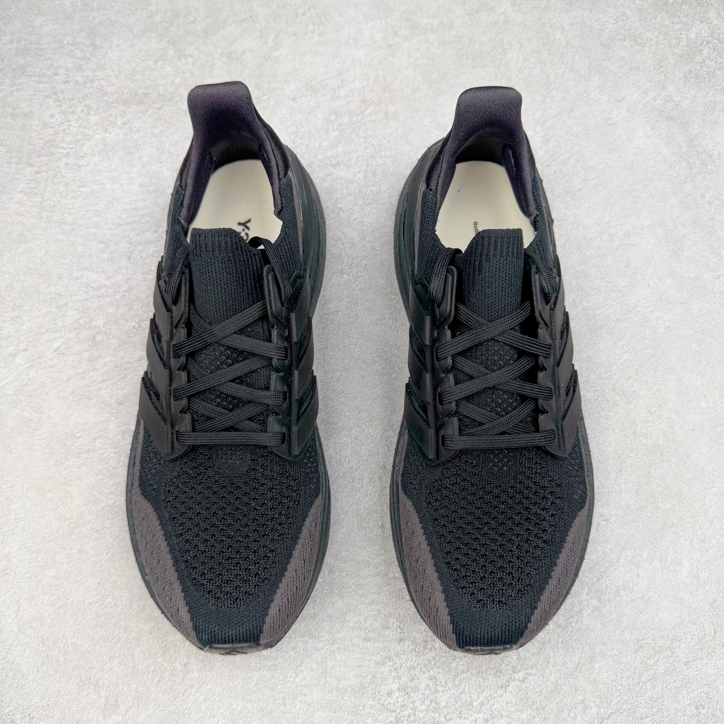 图片[2]-＃YG纯原 Y3 x AD Ultra Boost 5X 2025高性能版5X系列UB低帮袜套式针织透气缓震休闲运动慢跑鞋 联名配色 JP7438 全新Ultraboost 5X官宣，颠覆以往，迎来该系列自2015年首次亮相最大一次革新！从鞋面到中底配置都有新的突破，跟着小编一同探究“阿迪UB有史以来最大升级”！Ultraboost 5X革新中底配置，采用LightBoost V2泡沫，与Ultraboost Light相比，前掌能量反馈增加2%。与此同时“加厚不增重”，中底相较于上一代更轻，让跑者每一次迈步都能得到更柔软、更澎湃的能量反馈。搭配X形“Torsion System”扭转系统，助力跑者从落地到脚趾离地过程的平稳过渡。Ultraboost 5X升级中足锁定性能，革新Mono Primeknit自适应鞋面配置，搭配轻质无笼鞋面结构，更加贴合跑者脚部。大底由Continental™橡胶制成，更耐磨，抓地力更出色。Adidas全新推出ULTRABOOST 5X，专注日常跑步，适用于任何级别的跑者，无距离门槛限制。兼具有氧跑、中短距离慢跑、节奏跑、间歇跑、日常通勤等各种场景，ULTRABOOST 5X都能给你带来优质的跑步体验。尺码：39⅓ 40 40⅔ 41⅓ 42 42⅔ 43⅓ 44 44⅔ 45 46 47⅔ 48-选品中心