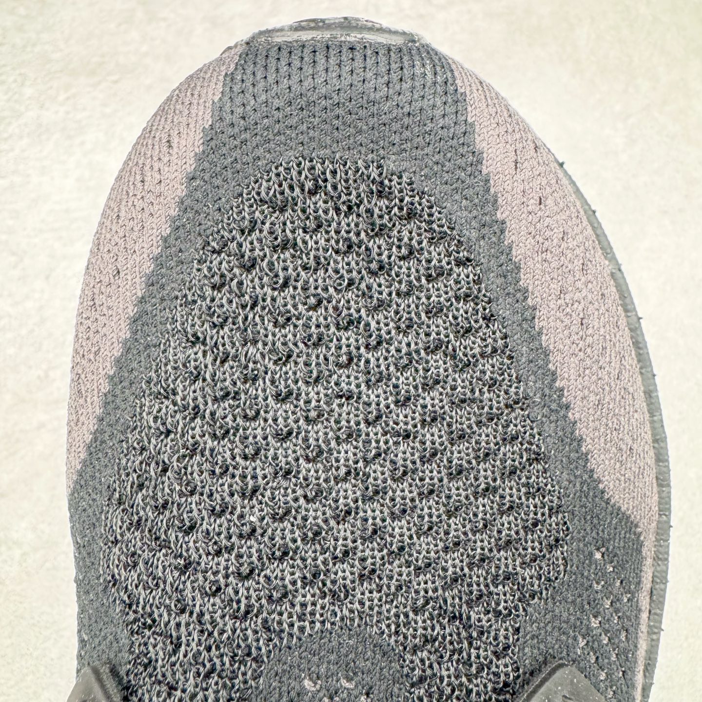 图片[16]-＃YG纯原 Y3 x AD Ultra Boost 5X 2025高性能版5X系列UB低帮袜套式针织透气缓震休闲运动慢跑鞋 联名配色 JP7438 全新Ultraboost 5X官宣，颠覆以往，迎来该系列自2015年首次亮相最大一次革新！从鞋面到中底配置都有新的突破，跟着小编一同探究“阿迪UB有史以来最大升级”！Ultraboost 5X革新中底配置，采用LightBoost V2泡沫，与Ultraboost Light相比，前掌能量反馈增加2%。与此同时“加厚不增重”，中底相较于上一代更轻，让跑者每一次迈步都能得到更柔软、更澎湃的能量反馈。搭配X形“Torsion System”扭转系统，助力跑者从落地到脚趾离地过程的平稳过渡。Ultraboost 5X升级中足锁定性能，革新Mono Primeknit自适应鞋面配置，搭配轻质无笼鞋面结构，更加贴合跑者脚部。大底由Continental™橡胶制成，更耐磨，抓地力更出色。Adidas全新推出ULTRABOOST 5X，专注日常跑步，适用于任何级别的跑者，无距离门槛限制。兼具有氧跑、中短距离慢跑、节奏跑、间歇跑、日常通勤等各种场景，ULTRABOOST 5X都能给你带来优质的跑步体验。尺码：39⅓ 40 40⅔ 41⅓ 42 42⅔ 43⅓ 44 44⅔ 45 46 47⅔ 48-选品中心