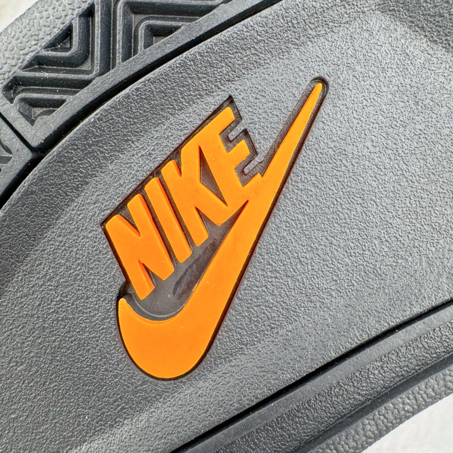 图片[19]-＃K版纯原 UNDEFEATED x Air Jordan AJ4 联名军绿黑 IB1519-200 全新升级改良 原鞋原楦原纸板同源开发 完美呈现乔4的版型 内侧正确双色网格 还原细节 原厂皮料 正确气垫颜色 正确网格工艺 正确拉帮工艺 全鞋原装材料制作 原档案原模具打造 支持全方位与正品对比 尺码：40 40.5 41 42 42.5 43 44 44.5 45 46 47.5-选品中心