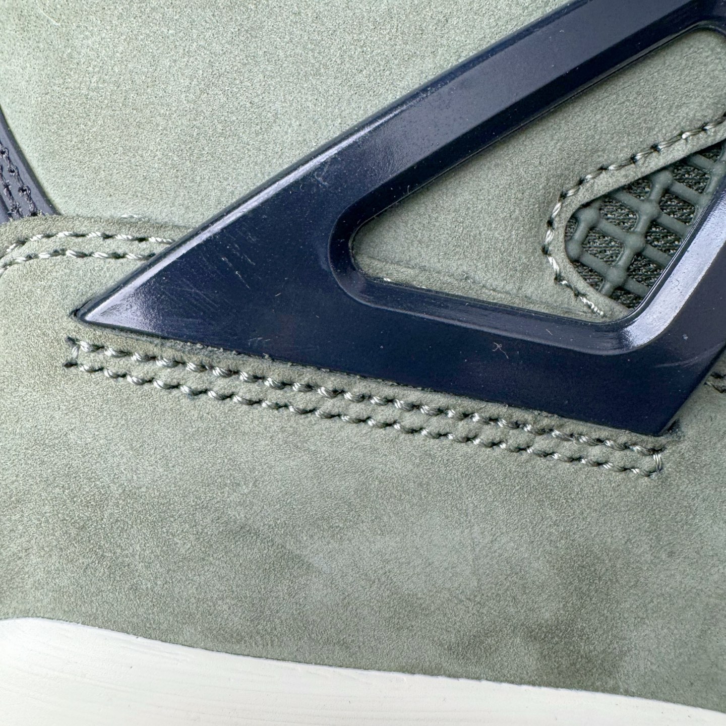 图片[17]-＃K版纯原 UNDEFEATED x Air Jordan AJ4 联名军绿黑 IB1519-200 全新升级改良 原鞋原楦原纸板同源开发 完美呈现乔4的版型 内侧正确双色网格 还原细节 原厂皮料 正确气垫颜色 正确网格工艺 正确拉帮工艺 全鞋原装材料制作 原档案原模具打造 支持全方位与正品对比 尺码：40 40.5 41 42 42.5 43 44 44.5 45 46 47.5-选品中心