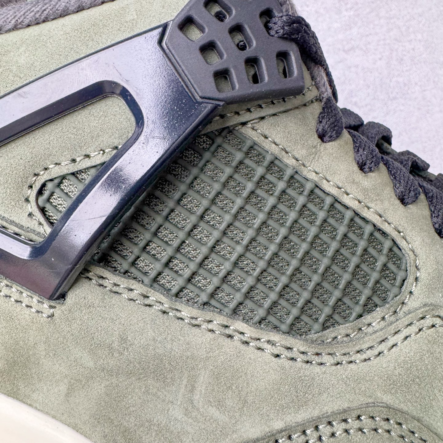 图片[16]-＃K版纯原 UNDEFEATED x Air Jordan AJ4 联名军绿黑 IB1519-200 全新升级改良 原鞋原楦原纸板同源开发 完美呈现乔4的版型 内侧正确双色网格 还原细节 原厂皮料 正确气垫颜色 正确网格工艺 正确拉帮工艺 全鞋原装材料制作 原档案原模具打造 支持全方位与正品对比 尺码：40 40.5 41 42 42.5 43 44 44.5 45 46 47.5-选品中心