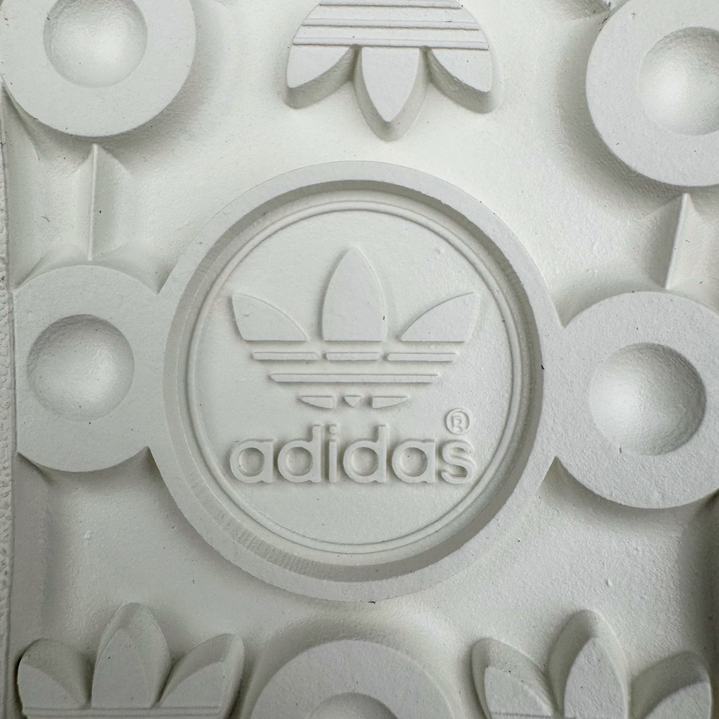 图片[18]-＃C2 AD Gazelle Indoor Trainers 羚羊内训系列低帮复古百搭休闲运动德训风板鞋 DM1234 90年代经典的复刻版！自60年代以足球训练鞋面世以来,Gazelle就以其经典设计席卷全球。1991年版本的复刻,再造经典Gazelle。采用皮革打造,搭配浊色细节,让这款经典更加简约。尺码：36 36⅔ 37⅓ 38 38⅔ 39⅓ 40 40⅔ 41⅓ 42 42⅔ 43⅓ 44⅓ 44⅔ 45-选品中心