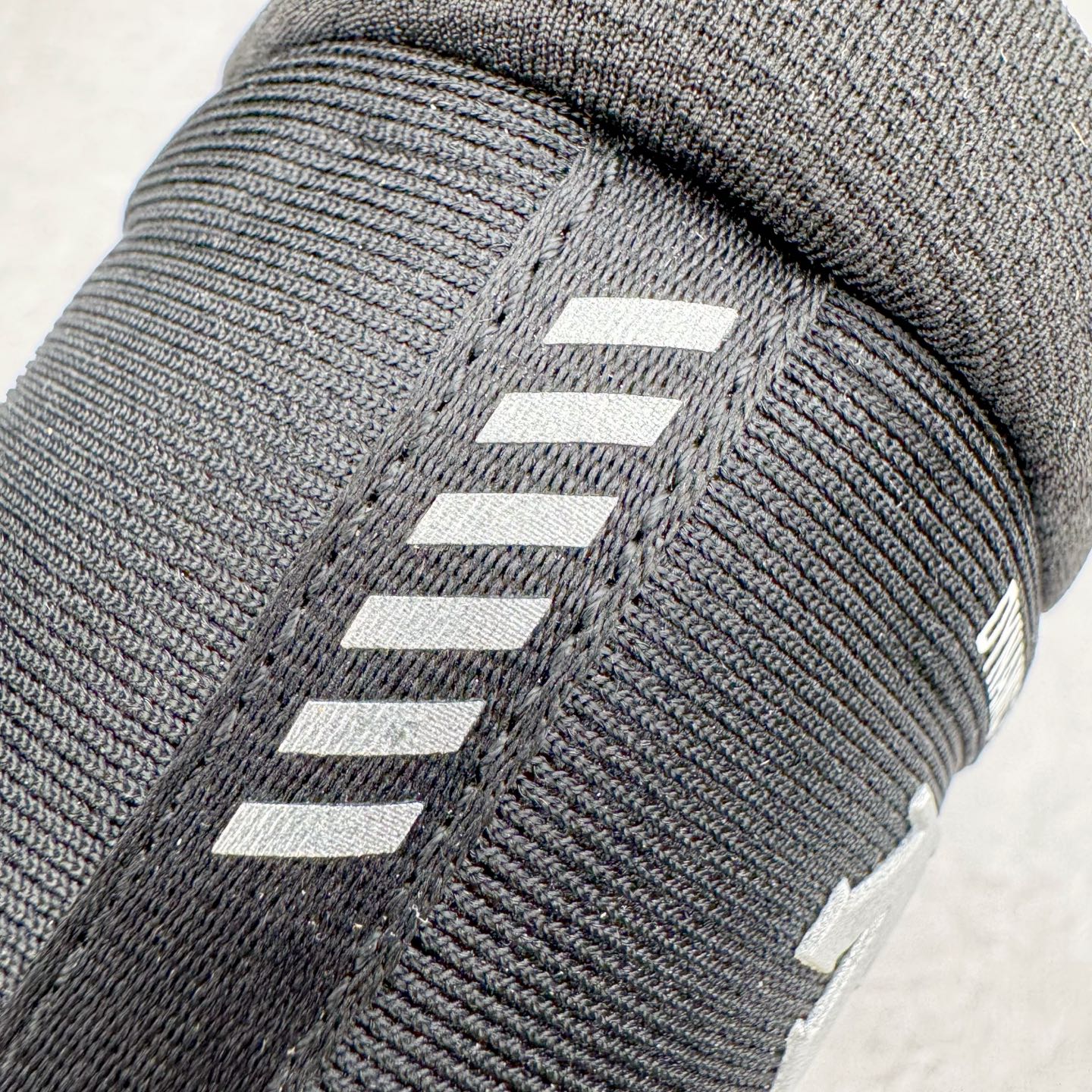 图片[12]-＃HP DESCENTE Enerzite 迪桑特时尚潮流 低帮跑步鞋 DESCENTE（迪桑特）创立于1935年，品牌名取自法语词汇，意为“滑降”。品牌箭头标识代表滑雪的三种技术“高速直线滑行”、“穿越”和“侧滑”，也寓意品牌在打造高端专业运动产品中不断追求完美的创新精神，致力于成为中国高端专业滑雪、综训、女子、铁人三项、高尔夫的第一品牌。尺码：36 36.5 37 38 38.5 39 40 40.5 41 42 42.5 43 44 44.5 45-选品中心