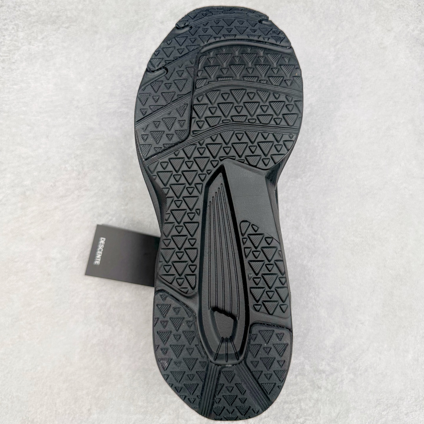 图片[9]-＃HP DESCENTE Enerzite 迪桑特时尚潮流 低帮跑步鞋 DESCENTE（迪桑特）创立于1935年，品牌名取自法语词汇，意为“滑降”。品牌箭头标识代表滑雪的三种技术“高速直线滑行”、“穿越”和“侧滑”，也寓意品牌在打造高端专业运动产品中不断追求完美的创新精神，致力于成为中国高端专业滑雪、综训、女子、铁人三项、高尔夫的第一品牌。尺码：36 36.5 37 38 38.5 39 40 40.5 41 42 42.5 43 44 44.5 45-选品中心