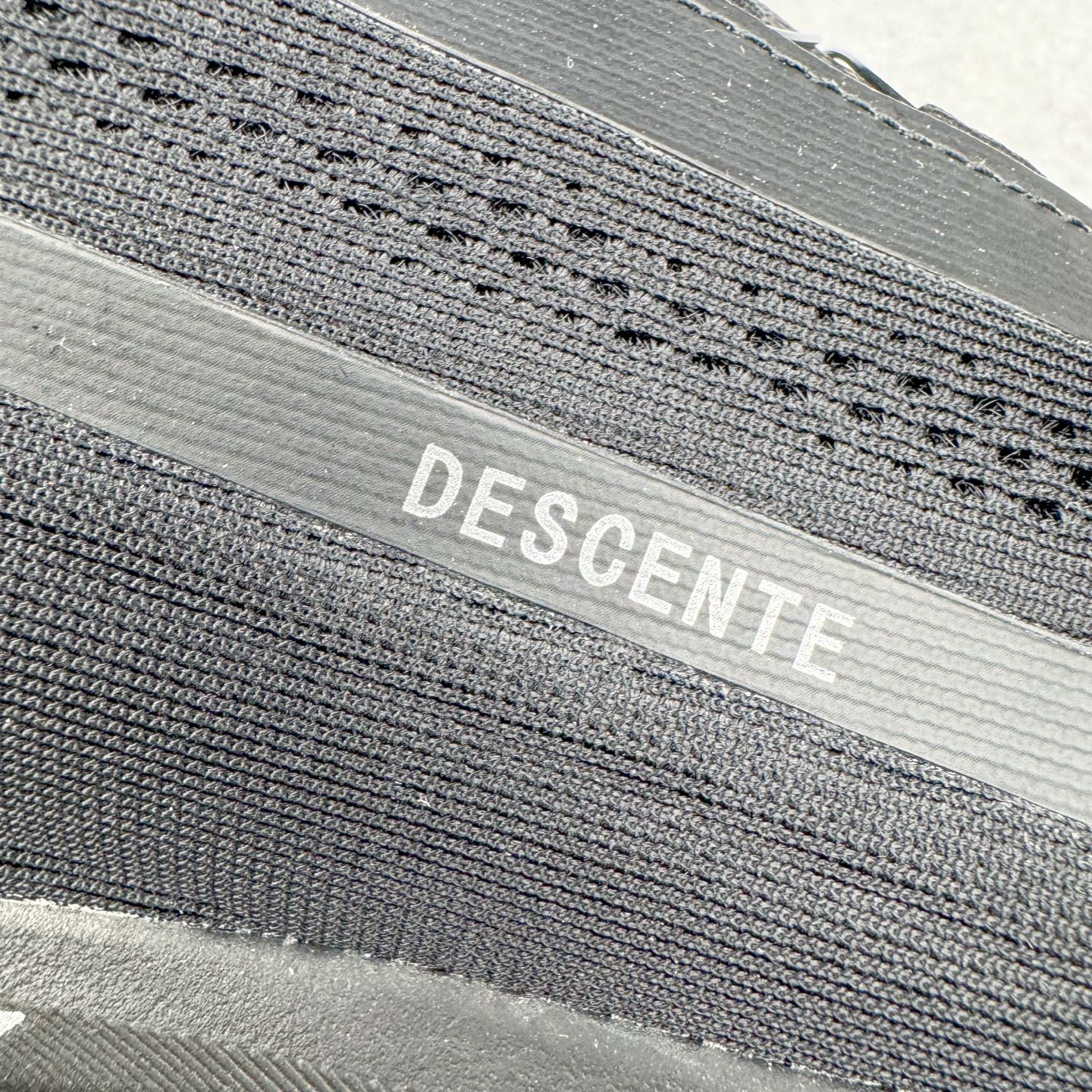 图片[14]-＃HP DESCENTE Enerzite 迪桑特时尚潮流 低帮跑步鞋 DESCENTE（迪桑特）创立于1935年，品牌名取自法语词汇，意为“滑降”。品牌箭头标识代表滑雪的三种技术“高速直线滑行”、“穿越”和“侧滑”，也寓意品牌在打造高端专业运动产品中不断追求完美的创新精神，致力于成为中国高端专业滑雪、综训、女子、铁人三项、高尔夫的第一品牌。尺码：36 36.5 37 38 38.5 39 40 40.5 41 42 42.5 43 44 44.5 45-选品中心