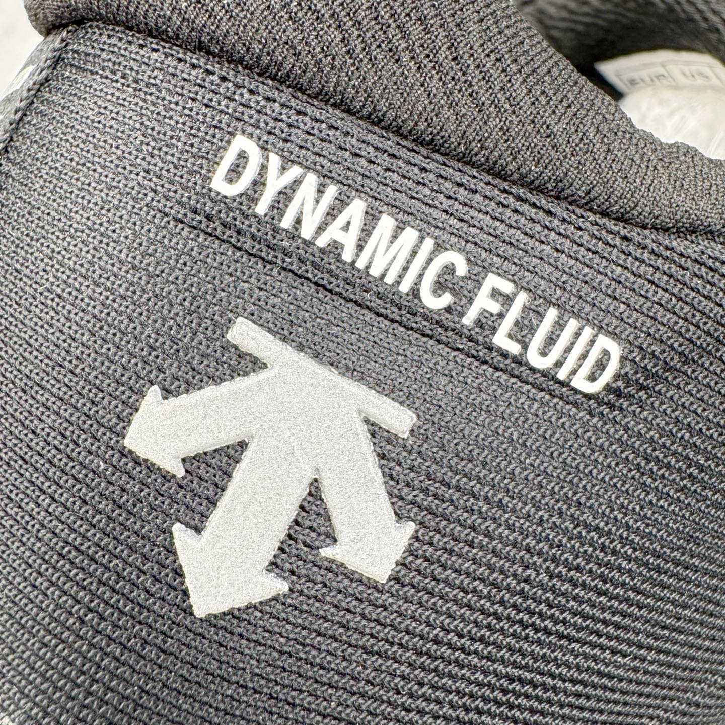 图片[13]-＃HP DESCENTE Enerzite 迪桑特时尚潮流 低帮跑步鞋 DESCENTE（迪桑特）创立于1935年，品牌名取自法语词汇，意为“滑降”。品牌箭头标识代表滑雪的三种技术“高速直线滑行”、“穿越”和“侧滑”，也寓意品牌在打造高端专业运动产品中不断追求完美的创新精神，致力于成为中国高端专业滑雪、综训、女子、铁人三项、高尔夫的第一品牌。尺码：36 36.5 37 38 38.5 39 40 40.5 41 42 42.5 43 44 44.5 45-选品中心