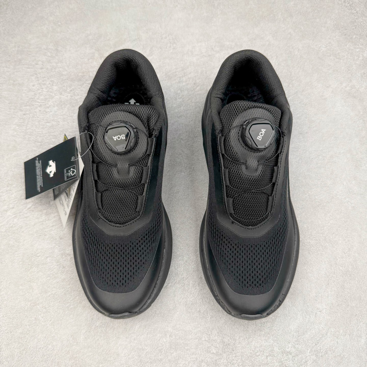 图片[2]-＃HP DESCENTE Enerzite 迪桑特时尚潮流 低帮跑步鞋 DESCENTE（迪桑特）创立于1935年，品牌名取自法语词汇，意为“滑降”。品牌箭头标识代表滑雪的三种技术“高速直线滑行”、“穿越”和“侧滑”，也寓意品牌在打造高端专业运动产品中不断追求完美的创新精神，致力于成为中国高端专业滑雪、综训、女子、铁人三项、高尔夫的第一品牌。尺码：36 36.5 37 38 38.5 39 40 40.5 41 42 42.5 43 44 44.5 45-选品中心