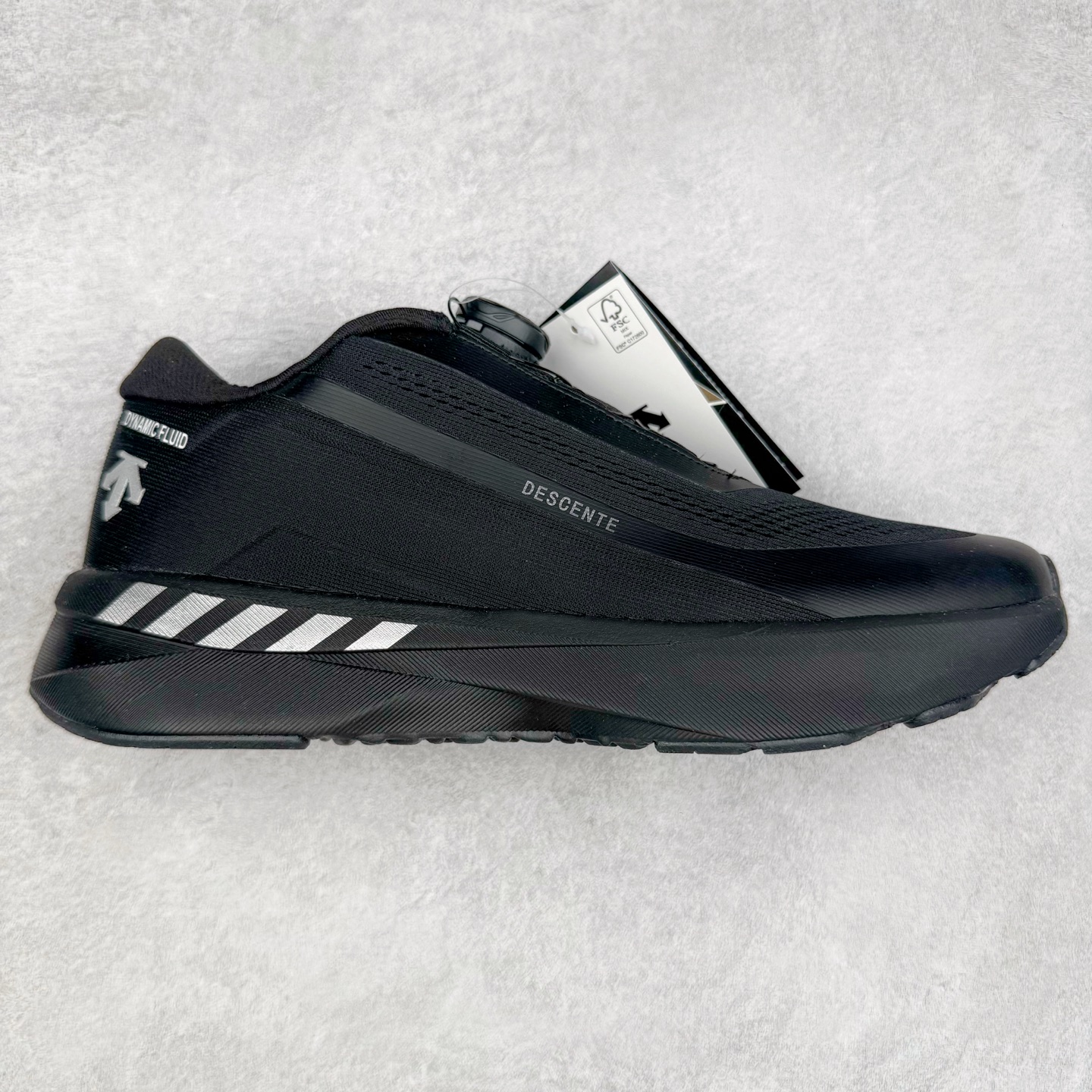 ＃HP DESCENTE Enerzite 迪桑特时尚潮流 低帮跑步鞋 DESCENTE（迪桑特）创立于1935年，品牌名取自法语词汇，意为“滑降”。品牌箭头标识代表滑雪的三种技术“高速直线滑行”、“穿越”和“侧滑”，也寓意品牌在打造高端专业运动产品中不断追求完美的创新精神，致力于成为中国高端专业滑雪、综训、女子、铁人三项、高尔夫的第一品牌。尺码：36 36.5 37 38 38.5 39 40 40.5 41 42 42.5 43 44 44.5 45-选品中心