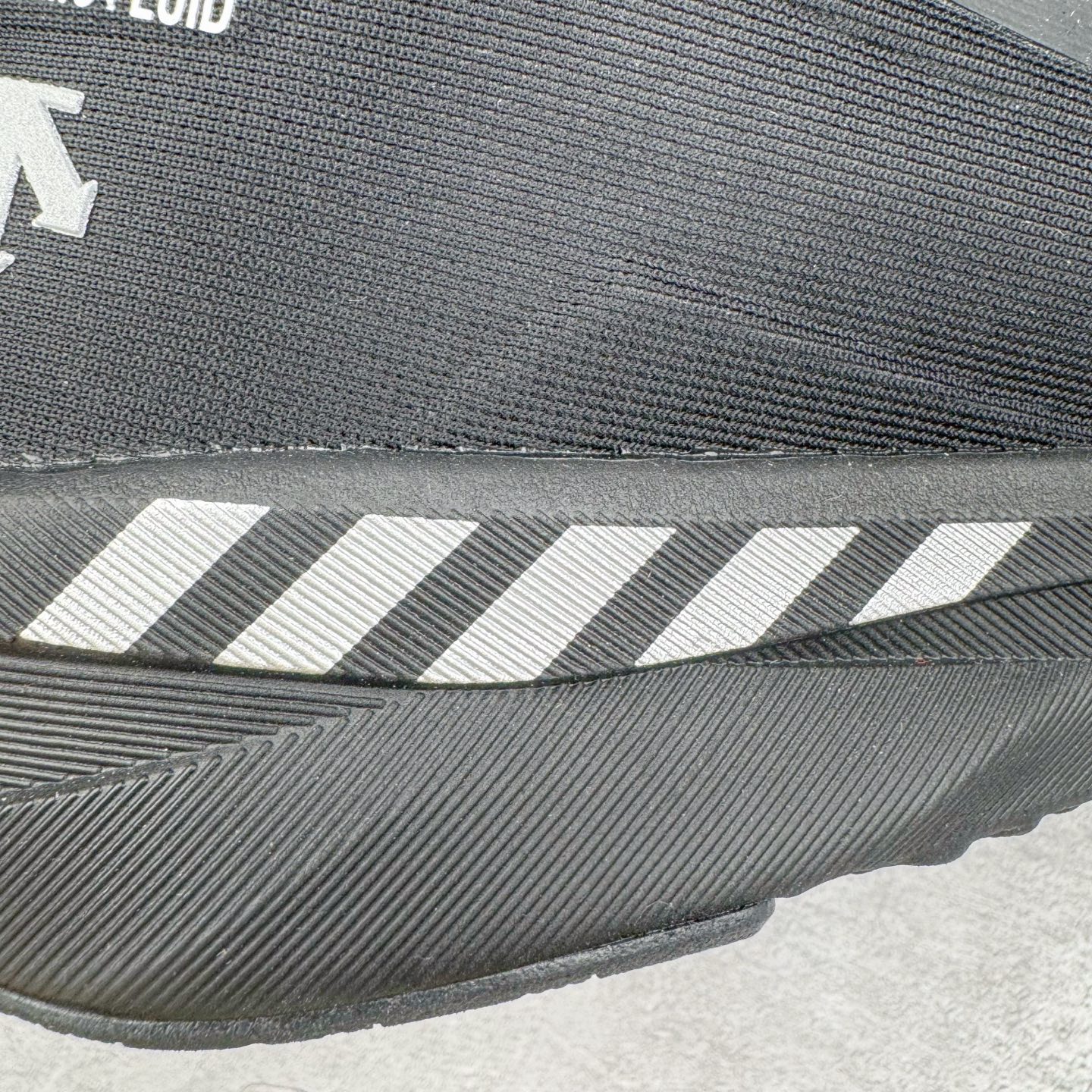 图片[15]-＃HP DESCENTE Enerzite 迪桑特时尚潮流 低帮跑步鞋 DESCENTE（迪桑特）创立于1935年，品牌名取自法语词汇，意为“滑降”。品牌箭头标识代表滑雪的三种技术“高速直线滑行”、“穿越”和“侧滑”，也寓意品牌在打造高端专业运动产品中不断追求完美的创新精神，致力于成为中国高端专业滑雪、综训、女子、铁人三项、高尔夫的第一品牌。尺码：36 36.5 37 38 38.5 39 40 40.5 41 42 42.5 43 44 44.5 45-选品中心