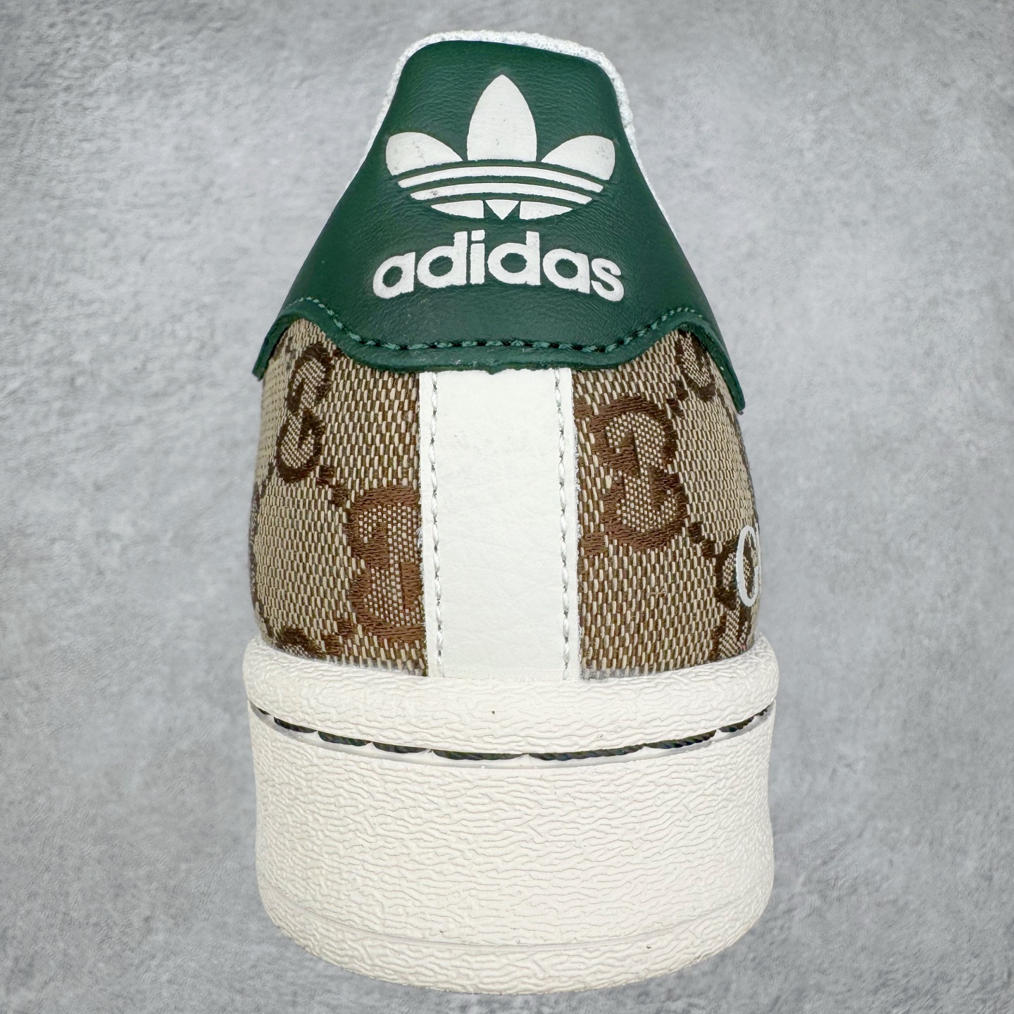 图片[8]-＃C2 AD Originals Superstar 经典复古贝壳头板鞋 SD6807 诞生于1969年 是第一双将全皮面鞋 身与橡胶鞋头结合在一起的低帮篮球鞋 Superstar最开始 是作为高帮篮球鞋Pro Model的低帮版本而出现的 但因为其独特和醒目的橡胶鞋头造型而让大家熟知 被大家形象地称为\\\”shelltoe\\\”贝壳头 在70年代的美国职业篮球场上 接近3/4的NBA球员都将这双Superstar作为场上用鞋 80年代之后 经过不断的改良和发展 Superstar逐渐成为横跨时装、音乐、街头文化、休闲和运动等各大领域的时尚潮鞋 尺码：36 36.5 37 38 38.5 39 40 40.5 41 42 42.5 43 44 44.5 45-选品中心