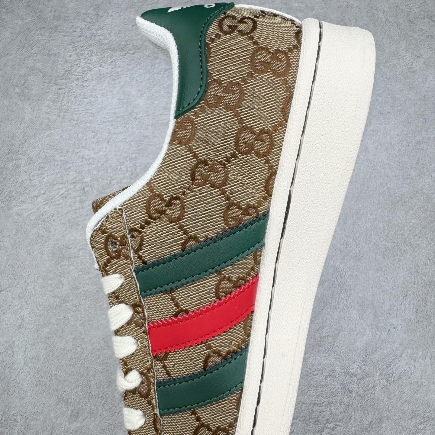 图片[7]-＃C2 AD Originals Superstar 经典复古贝壳头板鞋 SD6807 诞生于1969年 是第一双将全皮面鞋 身与橡胶鞋头结合在一起的低帮篮球鞋 Superstar最开始 是作为高帮篮球鞋Pro Model的低帮版本而出现的 但因为其独特和醒目的橡胶鞋头造型而让大家熟知 被大家形象地称为\\\”shelltoe\\\”贝壳头 在70年代的美国职业篮球场上 接近3/4的NBA球员都将这双Superstar作为场上用鞋 80年代之后 经过不断的改良和发展 Superstar逐渐成为横跨时装、音乐、街头文化、休闲和运动等各大领域的时尚潮鞋 尺码：36 36.5 37 38 38.5 39 40 40.5 41 42 42.5 43 44 44.5 45-选品中心