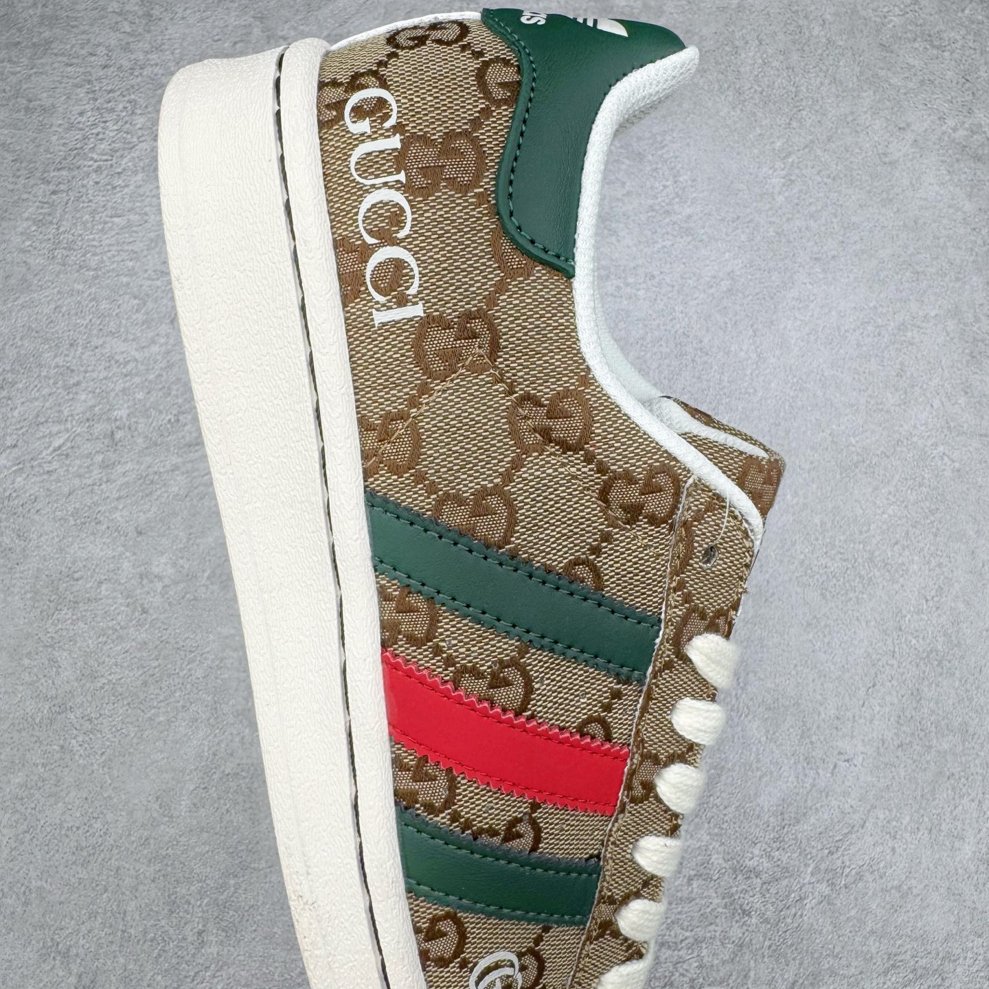 图片[6]-＃C2 AD Originals Superstar 经典复古贝壳头板鞋 SD6807 诞生于1969年 是第一双将全皮面鞋 身与橡胶鞋头结合在一起的低帮篮球鞋 Superstar最开始 是作为高帮篮球鞋Pro Model的低帮版本而出现的 但因为其独特和醒目的橡胶鞋头造型而让大家熟知 被大家形象地称为\\\”shelltoe\\\”贝壳头 在70年代的美国职业篮球场上 接近3/4的NBA球员都将这双Superstar作为场上用鞋 80年代之后 经过不断的改良和发展 Superstar逐渐成为横跨时装、音乐、街头文化、休闲和运动等各大领域的时尚潮鞋 尺码：36 36.5 37 38 38.5 39 40 40.5 41 42 42.5 43 44 44.5 45-选品中心