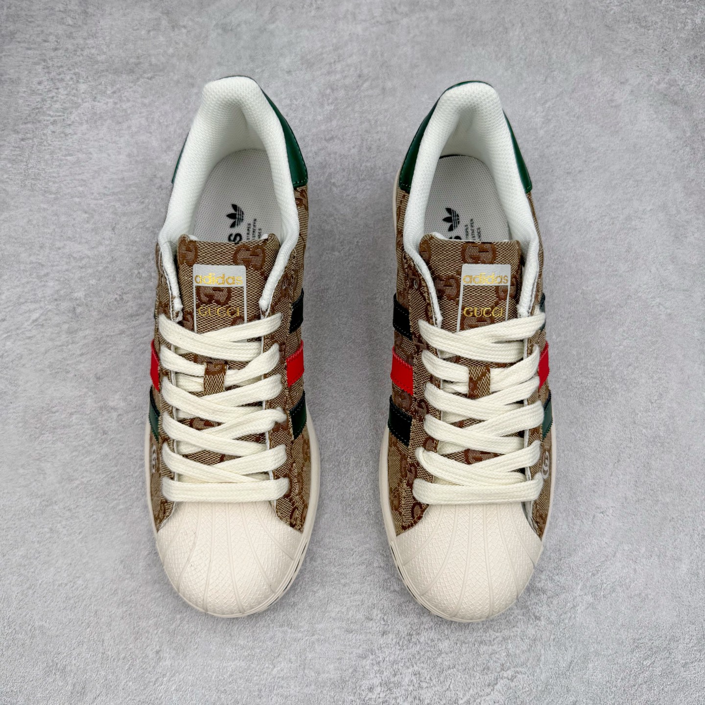 图片[2]-＃C2 AD Originals Superstar 经典复古贝壳头板鞋 SD6807 诞生于1969年 是第一双将全皮面鞋 身与橡胶鞋头结合在一起的低帮篮球鞋 Superstar最开始 是作为高帮篮球鞋Pro Model的低帮版本而出现的 但因为其独特和醒目的橡胶鞋头造型而让大家熟知 被大家形象地称为\\\”shelltoe\\\”贝壳头 在70年代的美国职业篮球场上 接近3/4的NBA球员都将这双Superstar作为场上用鞋 80年代之后 经过不断的改良和发展 Superstar逐渐成为横跨时装、音乐、街头文化、休闲和运动等各大领域的时尚潮鞋 尺码：36 36.5 37 38 38.5 39 40 40.5 41 42 42.5 43 44 44.5 45-选品中心