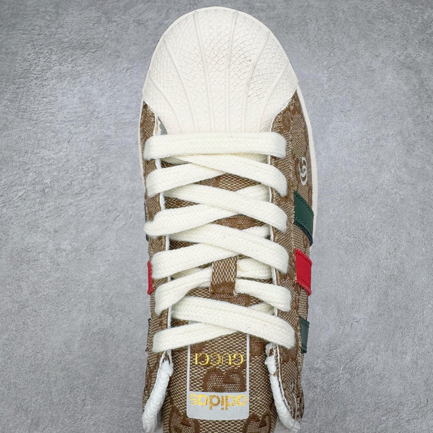 图片[4]-＃C2 AD Originals Superstar 经典复古贝壳头板鞋 SD6807 诞生于1969年 是第一双将全皮面鞋 身与橡胶鞋头结合在一起的低帮篮球鞋 Superstar最开始 是作为高帮篮球鞋Pro Model的低帮版本而出现的 但因为其独特和醒目的橡胶鞋头造型而让大家熟知 被大家形象地称为\\\”shelltoe\\\”贝壳头 在70年代的美国职业篮球场上 接近3/4的NBA球员都将这双Superstar作为场上用鞋 80年代之后 经过不断的改良和发展 Superstar逐渐成为横跨时装、音乐、街头文化、休闲和运动等各大领域的时尚潮鞋 尺码：36 36.5 37 38 38.5 39 40 40.5 41 42 42.5 43 44 44.5 45-选品中心