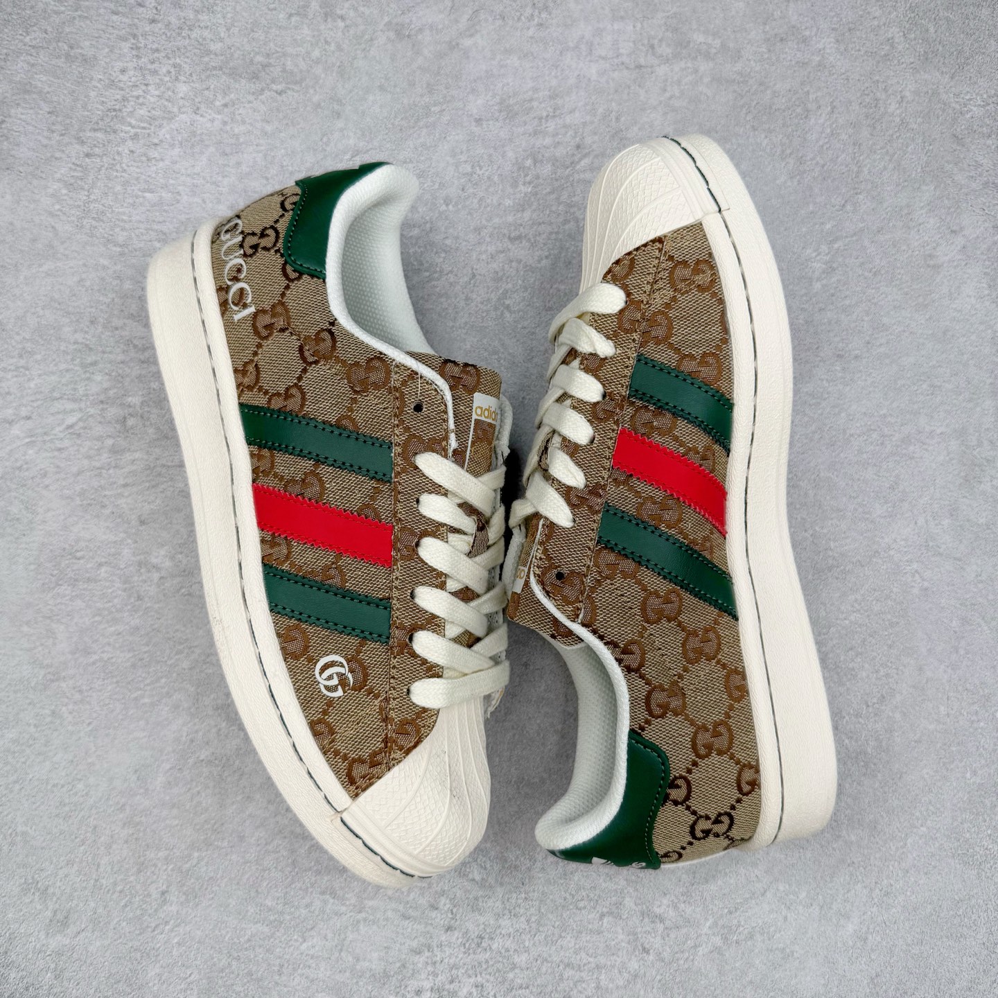 图片[3]-＃C2 AD Originals Superstar 经典复古贝壳头板鞋 SD6807 诞生于1969年 是第一双将全皮面鞋 身与橡胶鞋头结合在一起的低帮篮球鞋 Superstar最开始 是作为高帮篮球鞋Pro Model的低帮版本而出现的 但因为其独特和醒目的橡胶鞋头造型而让大家熟知 被大家形象地称为\\\”shelltoe\\\”贝壳头 在70年代的美国职业篮球场上 接近3/4的NBA球员都将这双Superstar作为场上用鞋 80年代之后 经过不断的改良和发展 Superstar逐渐成为横跨时装、音乐、街头文化、休闲和运动等各大领域的时尚潮鞋 尺码：36 36.5 37 38 38.5 39 40 40.5 41 42 42.5 43 44 44.5 45-选品中心