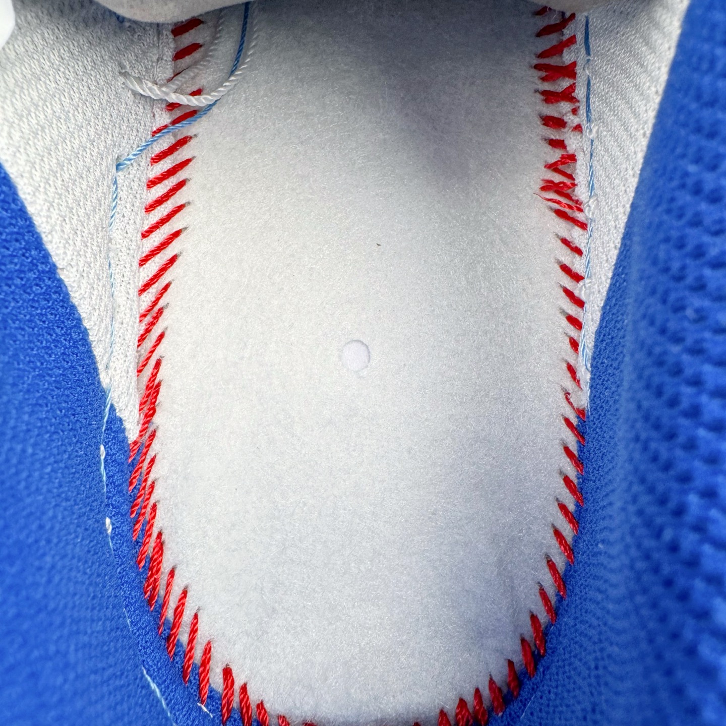 图片[10]-＃XT纯原 NK Air Force 1´07 Low 空军一号低帮百搭休闲运动板鞋 CV1724-101 顶级批次 2022全新楦头鞋型 鱼鳞大底 历时开发三个月 清洁度完美 二维码鞋标 内置芯片及solo气垫 大底高度及其弧度依照正品 钢印 logo刺绣 鞋口弧度 鞋头长度 鞋面冲孔 鞋垫背胶及钢印 完美鞋型对比正品 每一处都是细节满满 柔软、弹性十足的缓震性能和出色的中底设计 横跨复古与现代的外型结合 造就出风靡全球 三十多年的Force 1 直到今天还深受青睐 实拍调校N版已经零色差零失真 百分百还原实物色彩所见即所得 不存在货不对板色差等低级问题 选购参考实物拍摄 不混卖不参货 只用心做好货严格选品 承诺混一赔十 尺码：36 36.5 37.5 38 38.5 39 40 40.5 41 42 42.5 43 44 44.5 45-选品中心