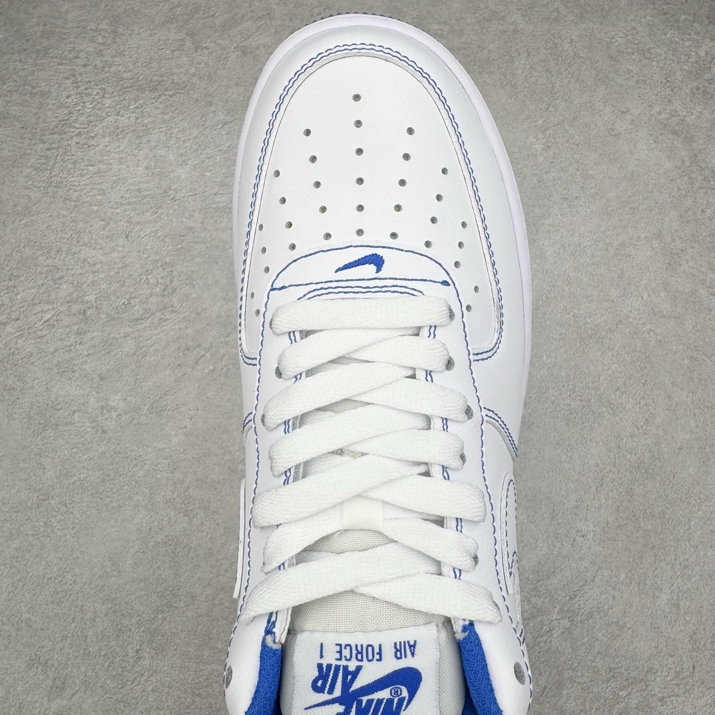 图片[4]-＃XT纯原 NK Air Force 1´07 Low 空军一号低帮百搭休闲运动板鞋 CV1724-101 顶级批次 2022全新楦头鞋型 鱼鳞大底 历时开发三个月 清洁度完美 二维码鞋标 内置芯片及solo气垫 大底高度及其弧度依照正品 钢印 logo刺绣 鞋口弧度 鞋头长度 鞋面冲孔 鞋垫背胶及钢印 完美鞋型对比正品 每一处都是细节满满 柔软、弹性十足的缓震性能和出色的中底设计 横跨复古与现代的外型结合 造就出风靡全球 三十多年的Force 1 直到今天还深受青睐 实拍调校N版已经零色差零失真 百分百还原实物色彩所见即所得 不存在货不对板色差等低级问题 选购参考实物拍摄 不混卖不参货 只用心做好货严格选品 承诺混一赔十 尺码：36 36.5 37.5 38 38.5 39 40 40.5 41 42 42.5 43 44 44.5 45-选品中心