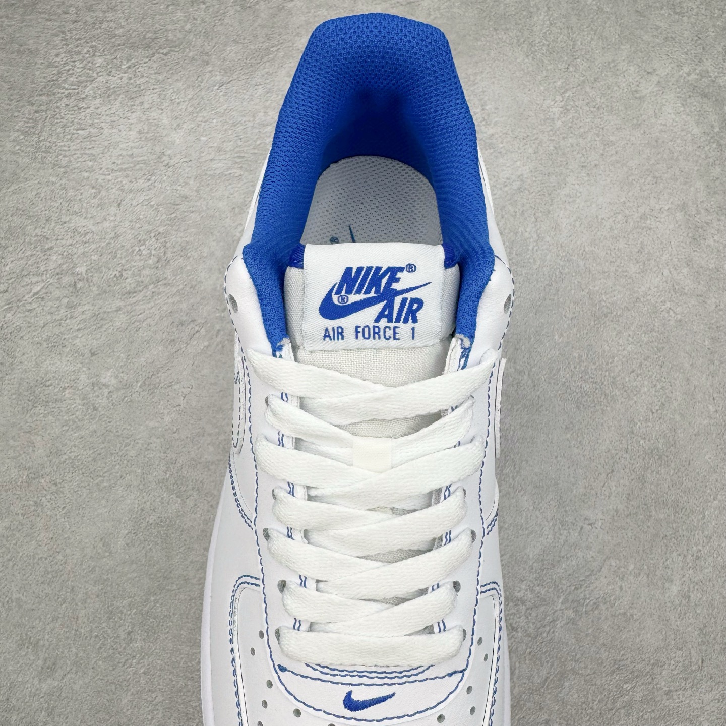 图片[5]-＃XT纯原 NK Air Force 1´07 Low 空军一号低帮百搭休闲运动板鞋 CV1724-101 顶级批次 2022全新楦头鞋型 鱼鳞大底 历时开发三个月 清洁度完美 二维码鞋标 内置芯片及solo气垫 大底高度及其弧度依照正品 钢印 logo刺绣 鞋口弧度 鞋头长度 鞋面冲孔 鞋垫背胶及钢印 完美鞋型对比正品 每一处都是细节满满 柔软、弹性十足的缓震性能和出色的中底设计 横跨复古与现代的外型结合 造就出风靡全球 三十多年的Force 1 直到今天还深受青睐 实拍调校N版已经零色差零失真 百分百还原实物色彩所见即所得 不存在货不对板色差等低级问题 选购参考实物拍摄 不混卖不参货 只用心做好货严格选品 承诺混一赔十 尺码：36 36.5 37.5 38 38.5 39 40 40.5 41 42 42.5 43 44 44.5 45-选品中心