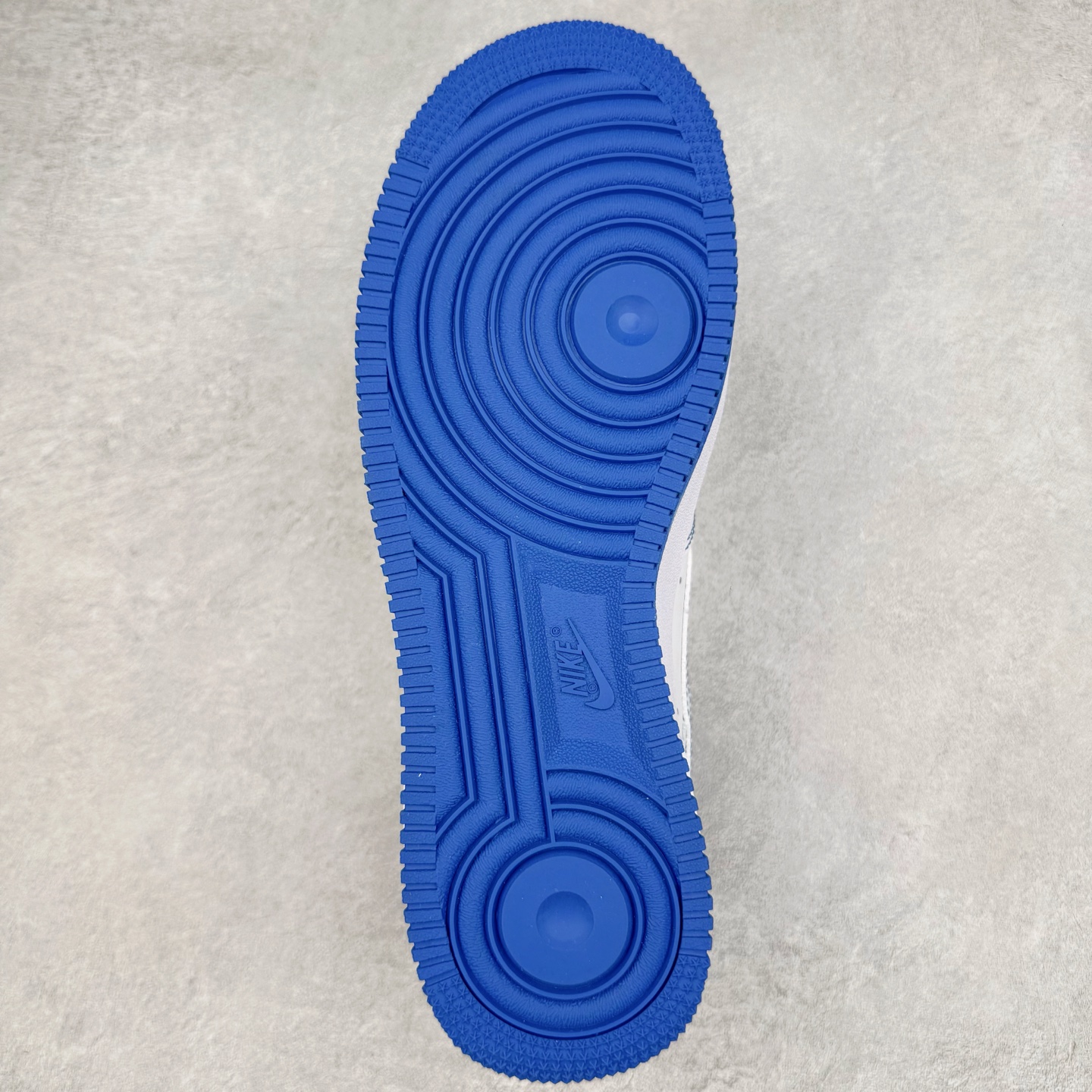 图片[9]-＃XT纯原 NK Air Force 1´07 Low 空军一号低帮百搭休闲运动板鞋 CV1724-101 顶级批次 2022全新楦头鞋型 鱼鳞大底 历时开发三个月 清洁度完美 二维码鞋标 内置芯片及solo气垫 大底高度及其弧度依照正品 钢印 logo刺绣 鞋口弧度 鞋头长度 鞋面冲孔 鞋垫背胶及钢印 完美鞋型对比正品 每一处都是细节满满 柔软、弹性十足的缓震性能和出色的中底设计 横跨复古与现代的外型结合 造就出风靡全球 三十多年的Force 1 直到今天还深受青睐 实拍调校N版已经零色差零失真 百分百还原实物色彩所见即所得 不存在货不对板色差等低级问题 选购参考实物拍摄 不混卖不参货 只用心做好货严格选品 承诺混一赔十 尺码：36 36.5 37.5 38 38.5 39 40 40.5 41 42 42.5 43 44 44.5 45-选品中心