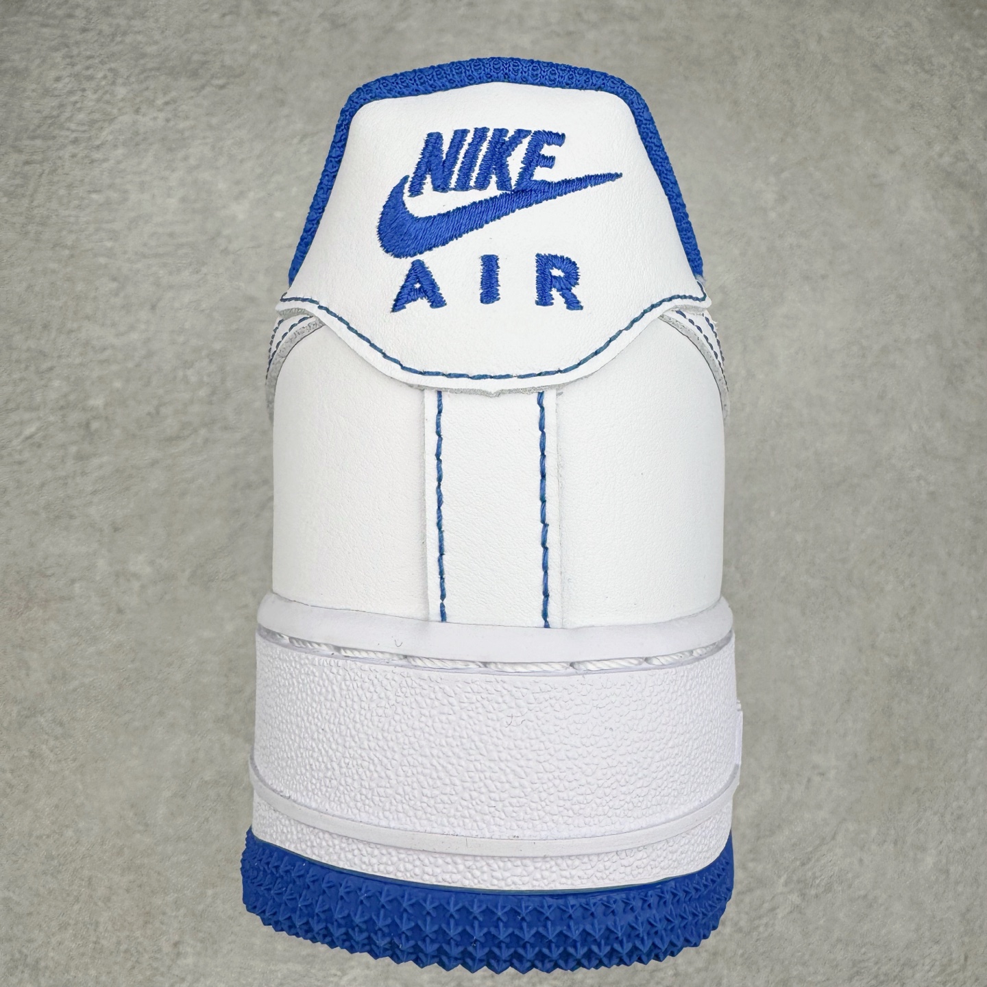 图片[8]-＃XT纯原 NK Air Force 1´07 Low 空军一号低帮百搭休闲运动板鞋 CV1724-101 顶级批次 2022全新楦头鞋型 鱼鳞大底 历时开发三个月 清洁度完美 二维码鞋标 内置芯片及solo气垫 大底高度及其弧度依照正品 钢印 logo刺绣 鞋口弧度 鞋头长度 鞋面冲孔 鞋垫背胶及钢印 完美鞋型对比正品 每一处都是细节满满 柔软、弹性十足的缓震性能和出色的中底设计 横跨复古与现代的外型结合 造就出风靡全球 三十多年的Force 1 直到今天还深受青睐 实拍调校N版已经零色差零失真 百分百还原实物色彩所见即所得 不存在货不对板色差等低级问题 选购参考实物拍摄 不混卖不参货 只用心做好货严格选品 承诺混一赔十 尺码：36 36.5 37.5 38 38.5 39 40 40.5 41 42 42.5 43 44 44.5 45-选品中心