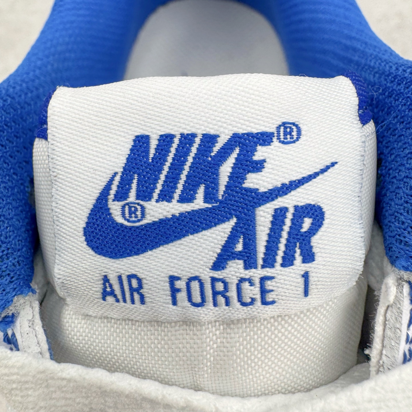 图片[13]-＃XT纯原 NK Air Force 1´07 Low 空军一号低帮百搭休闲运动板鞋 CV1724-101 顶级批次 2022全新楦头鞋型 鱼鳞大底 历时开发三个月 清洁度完美 二维码鞋标 内置芯片及solo气垫 大底高度及其弧度依照正品 钢印 logo刺绣 鞋口弧度 鞋头长度 鞋面冲孔 鞋垫背胶及钢印 完美鞋型对比正品 每一处都是细节满满 柔软、弹性十足的缓震性能和出色的中底设计 横跨复古与现代的外型结合 造就出风靡全球 三十多年的Force 1 直到今天还深受青睐 实拍调校N版已经零色差零失真 百分百还原实物色彩所见即所得 不存在货不对板色差等低级问题 选购参考实物拍摄 不混卖不参货 只用心做好货严格选品 承诺混一赔十 尺码：36 36.5 37.5 38 38.5 39 40 40.5 41 42 42.5 43 44 44.5 45-选品中心