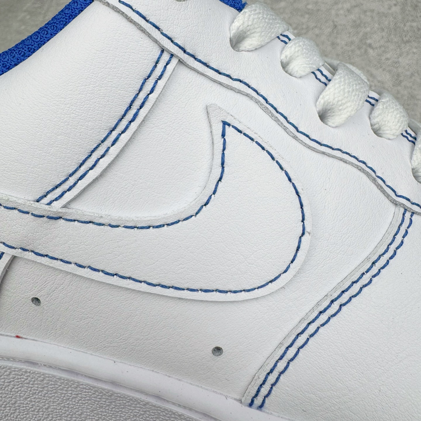 图片[17]-＃XT纯原 NK Air Force 1´07 Low 空军一号低帮百搭休闲运动板鞋 CV1724-101 顶级批次 2022全新楦头鞋型 鱼鳞大底 历时开发三个月 清洁度完美 二维码鞋标 内置芯片及solo气垫 大底高度及其弧度依照正品 钢印 logo刺绣 鞋口弧度 鞋头长度 鞋面冲孔 鞋垫背胶及钢印 完美鞋型对比正品 每一处都是细节满满 柔软、弹性十足的缓震性能和出色的中底设计 横跨复古与现代的外型结合 造就出风靡全球 三十多年的Force 1 直到今天还深受青睐 实拍调校N版已经零色差零失真 百分百还原实物色彩所见即所得 不存在货不对板色差等低级问题 选购参考实物拍摄 不混卖不参货 只用心做好货严格选品 承诺混一赔十 尺码：36 36.5 37.5 38 38.5 39 40 40.5 41 42 42.5 43 44 44.5 45-选品中心