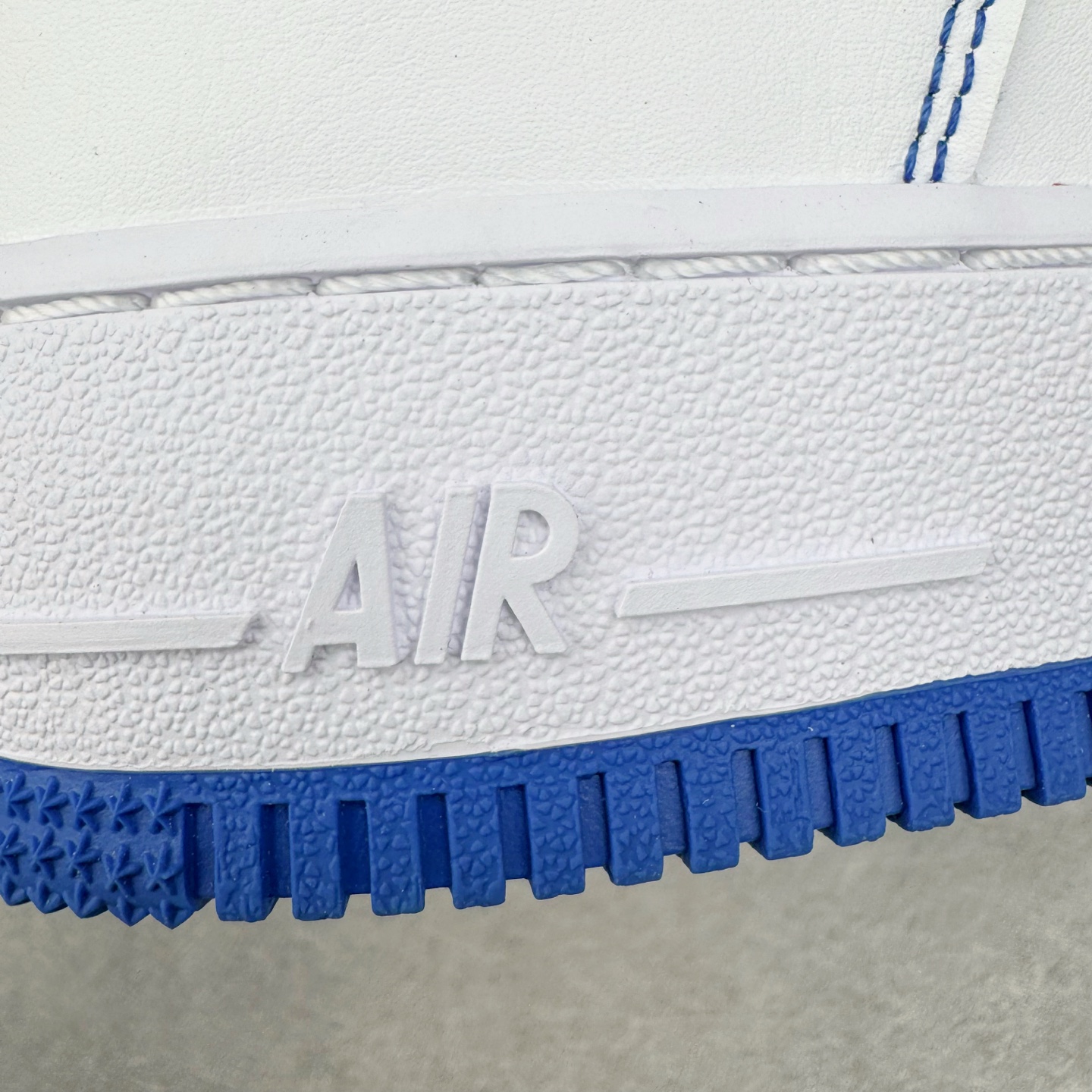 图片[15]-＃XT纯原 NK Air Force 1´07 Low 空军一号低帮百搭休闲运动板鞋 CV1724-101 顶级批次 2022全新楦头鞋型 鱼鳞大底 历时开发三个月 清洁度完美 二维码鞋标 内置芯片及solo气垫 大底高度及其弧度依照正品 钢印 logo刺绣 鞋口弧度 鞋头长度 鞋面冲孔 鞋垫背胶及钢印 完美鞋型对比正品 每一处都是细节满满 柔软、弹性十足的缓震性能和出色的中底设计 横跨复古与现代的外型结合 造就出风靡全球 三十多年的Force 1 直到今天还深受青睐 实拍调校N版已经零色差零失真 百分百还原实物色彩所见即所得 不存在货不对板色差等低级问题 选购参考实物拍摄 不混卖不参货 只用心做好货严格选品 承诺混一赔十 尺码：36 36.5 37.5 38 38.5 39 40 40.5 41 42 42.5 43 44 44.5 45-选品中心